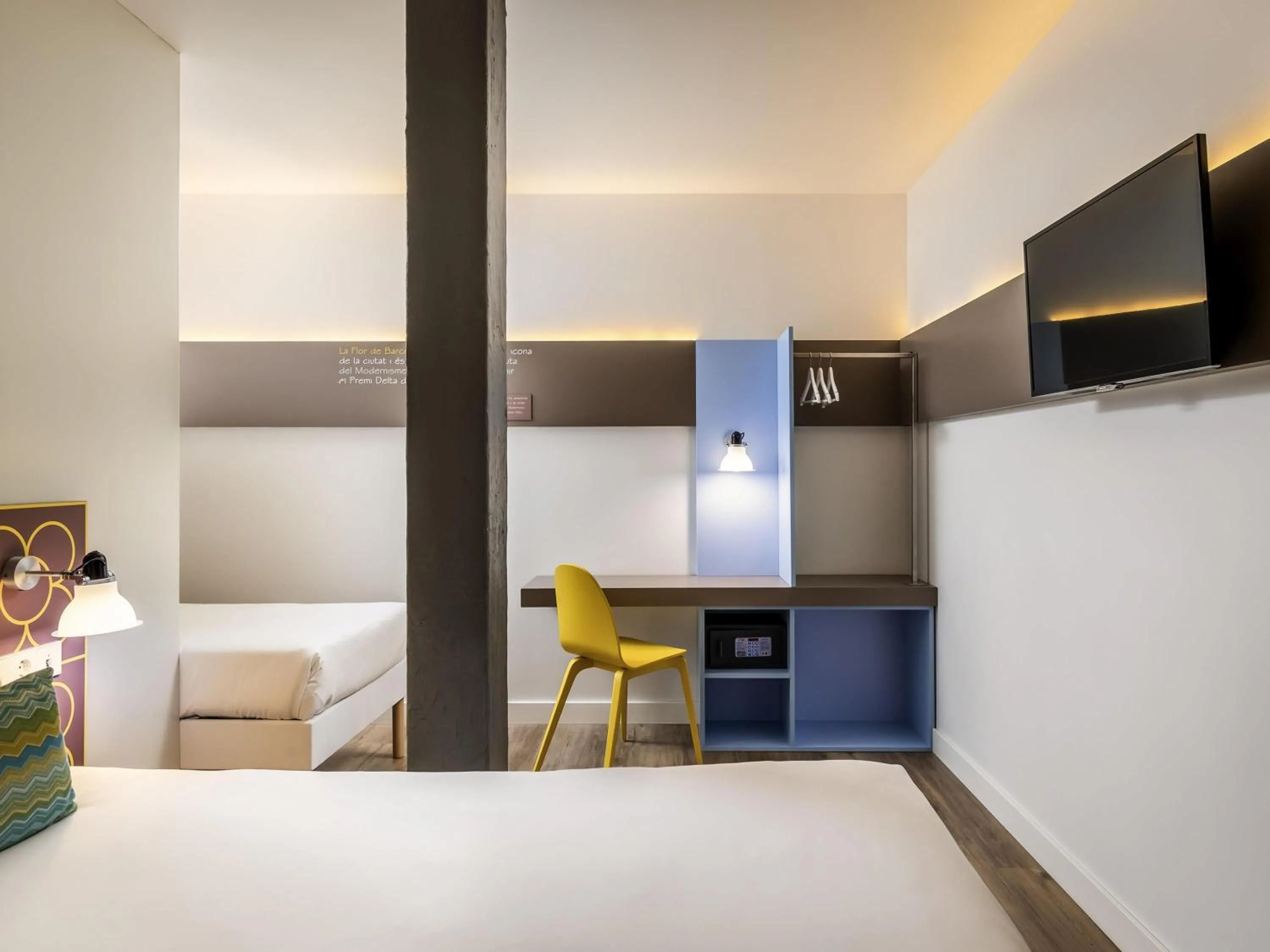 Bedroom, Bed in ibis Styles Barcelona Centre