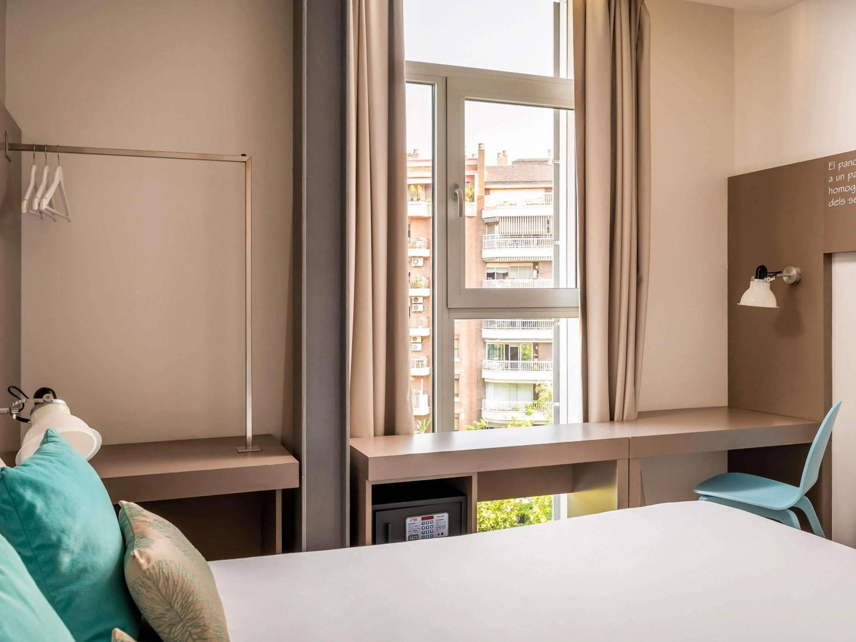 Bedroom, Bed in ibis Styles Barcelona Centre