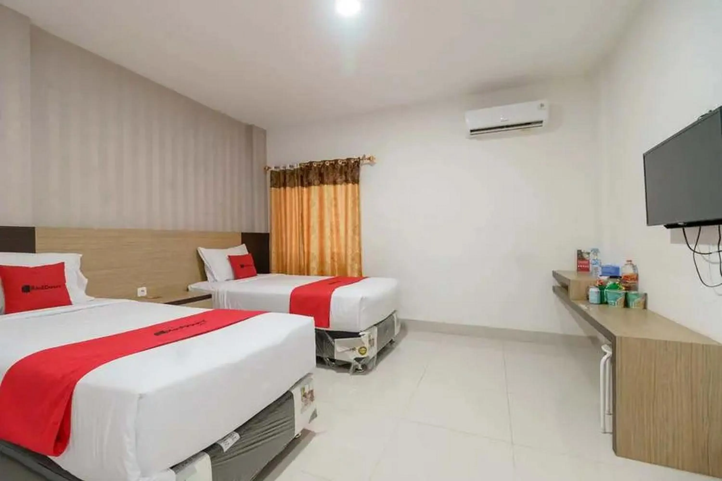 Bedroom, Bed in RedDoorz Plus @ Cemara Asri Medan