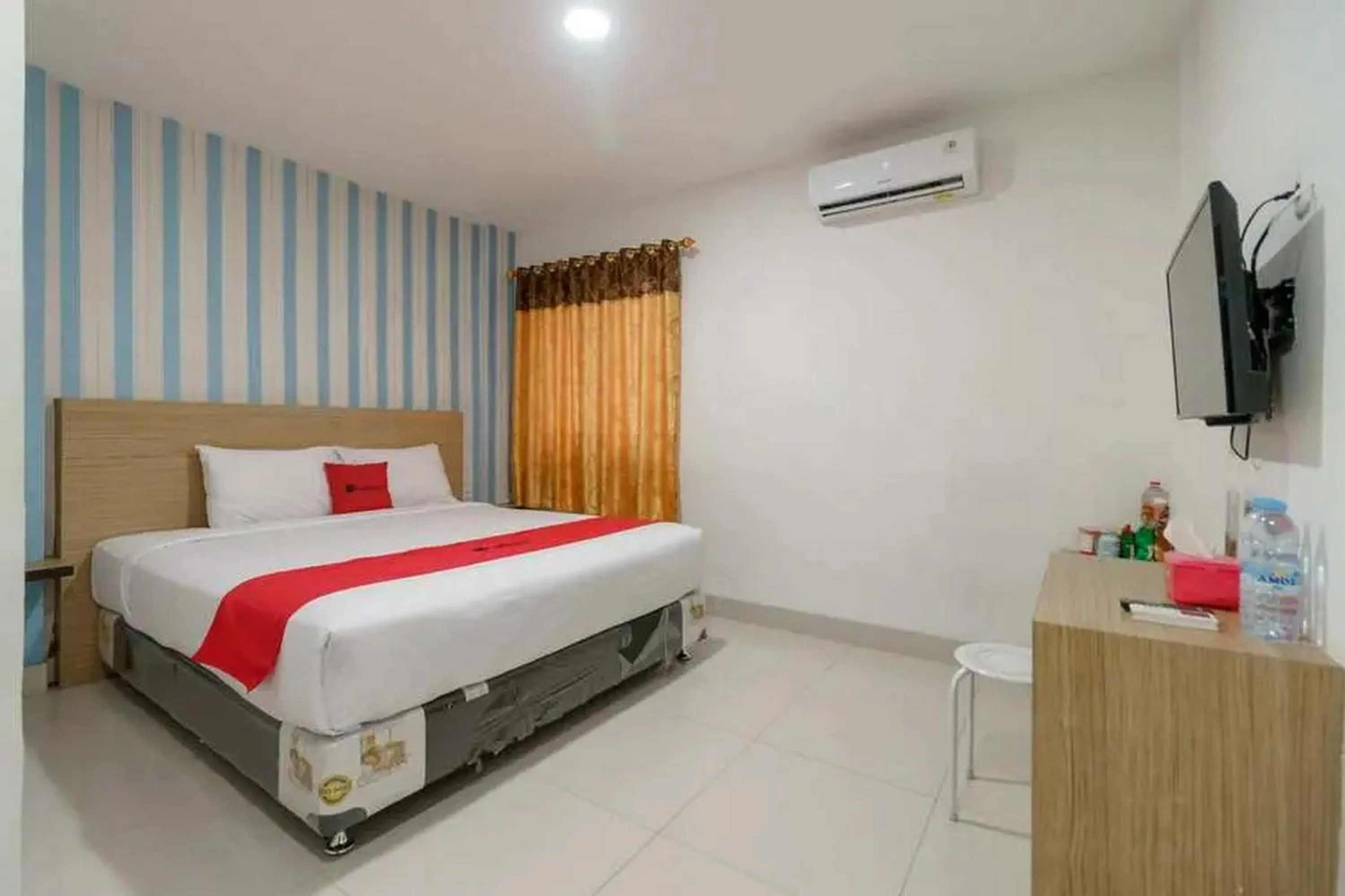 Bedroom, Bed in RedDoorz Plus @ Cemara Asri Medan