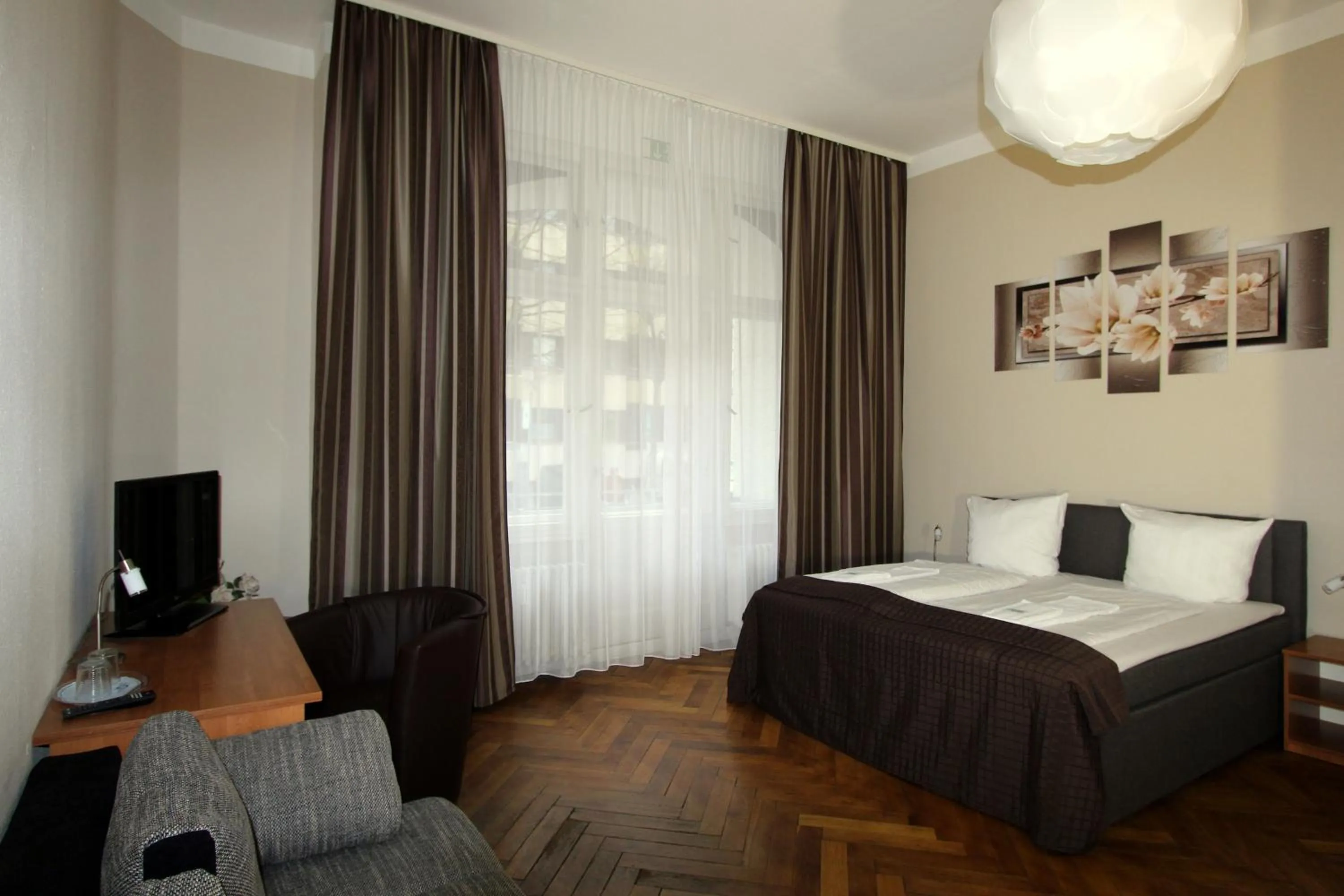 Photo of the whole room, Bed in Hotel Elegia am Kurfürstendamm