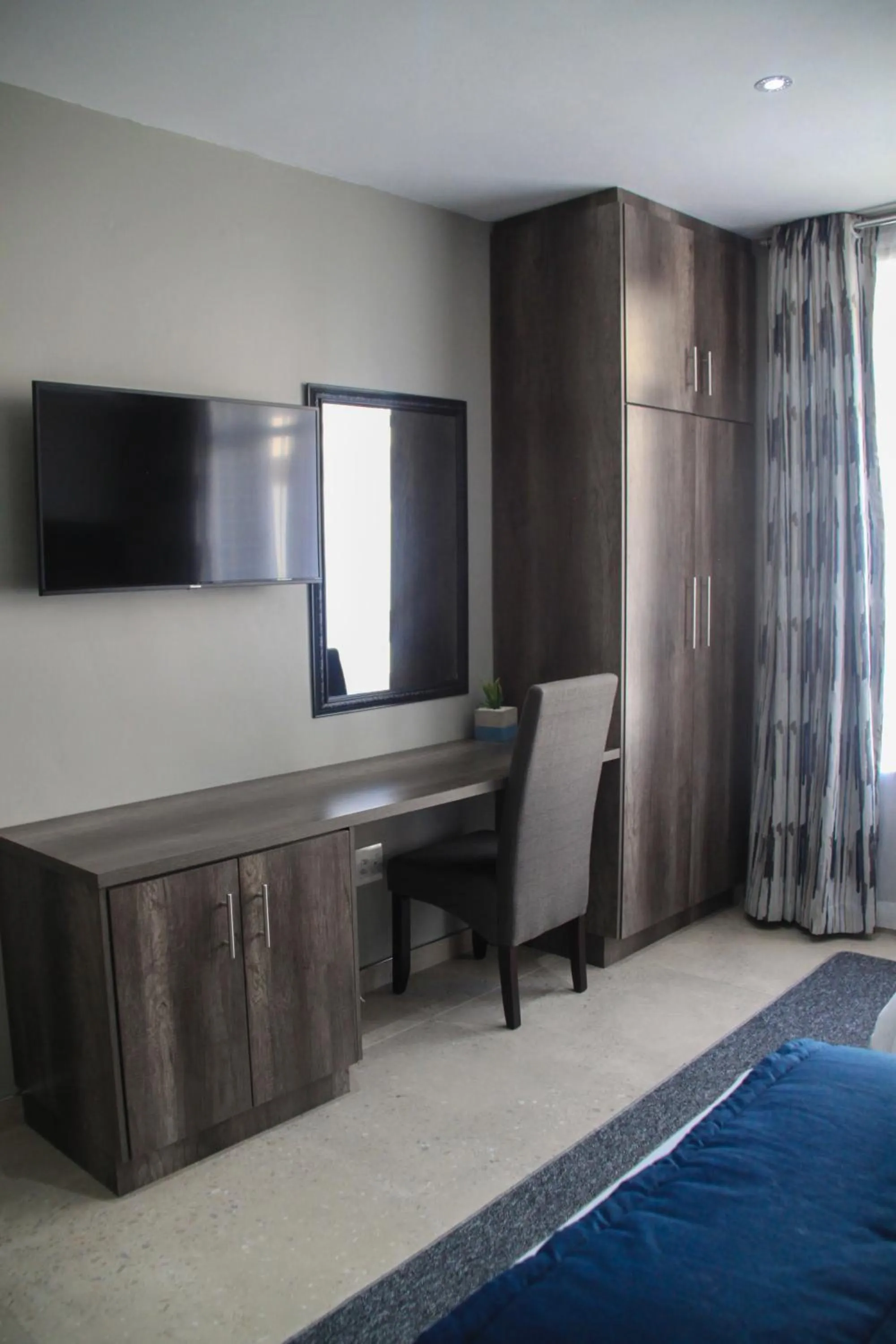 TV and multimedia in The Cato Suites Hotel