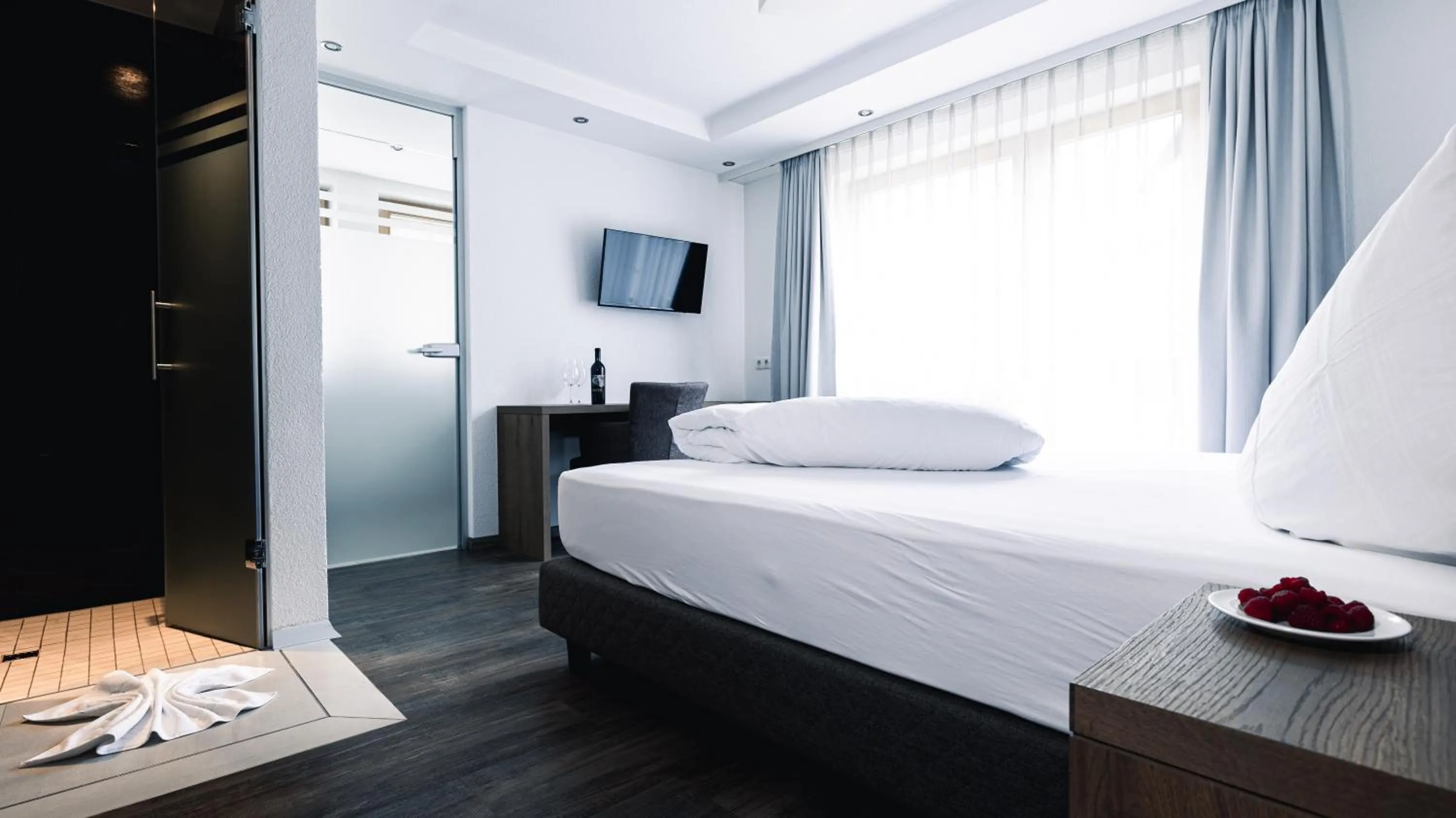 Bedroom, Bed in Hotel Alpina