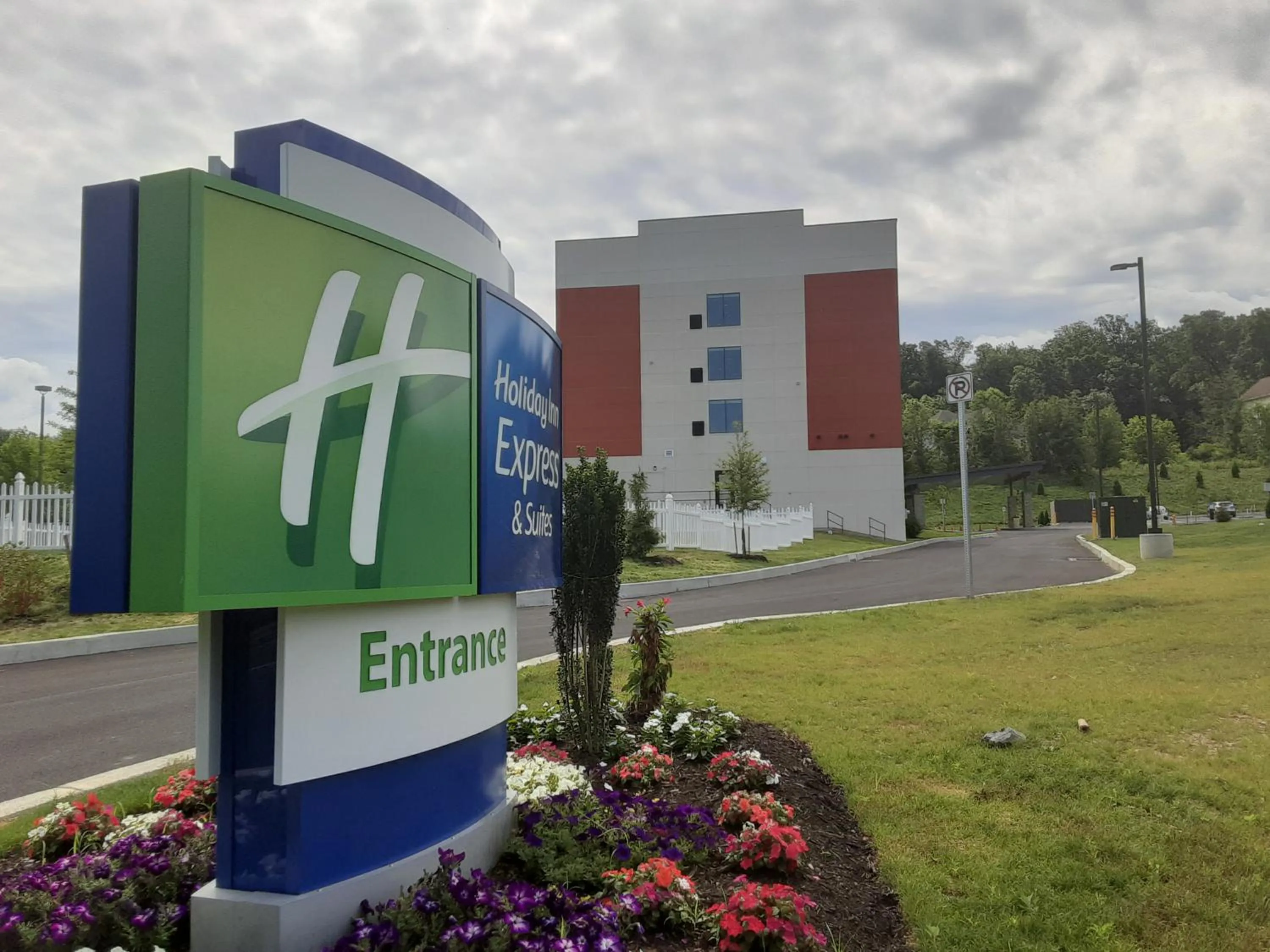 Property building in Holiday Inn Express & Suites - Harrisburg S - Mechanicsburg by IHG
