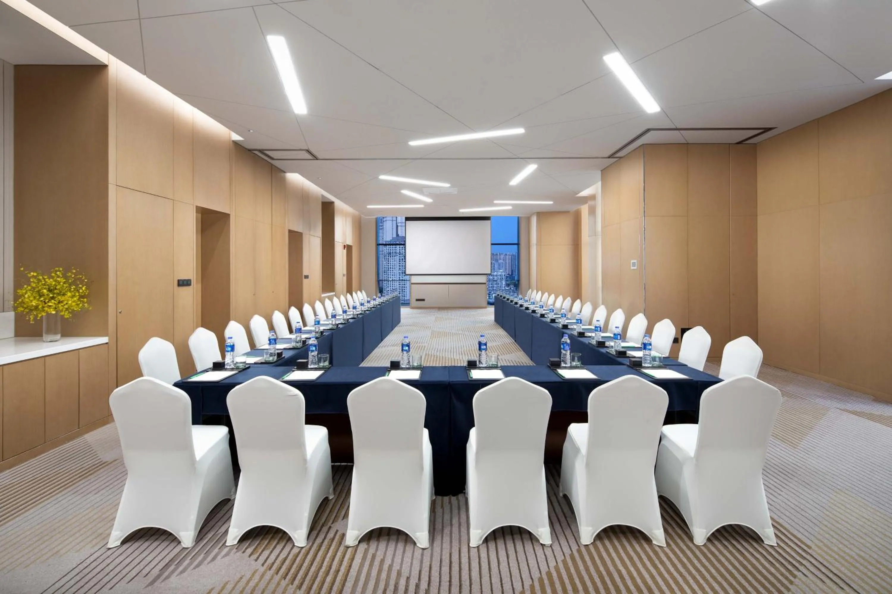 Meeting/conference room in Holiday Inn Wuxi Central Station by IHG