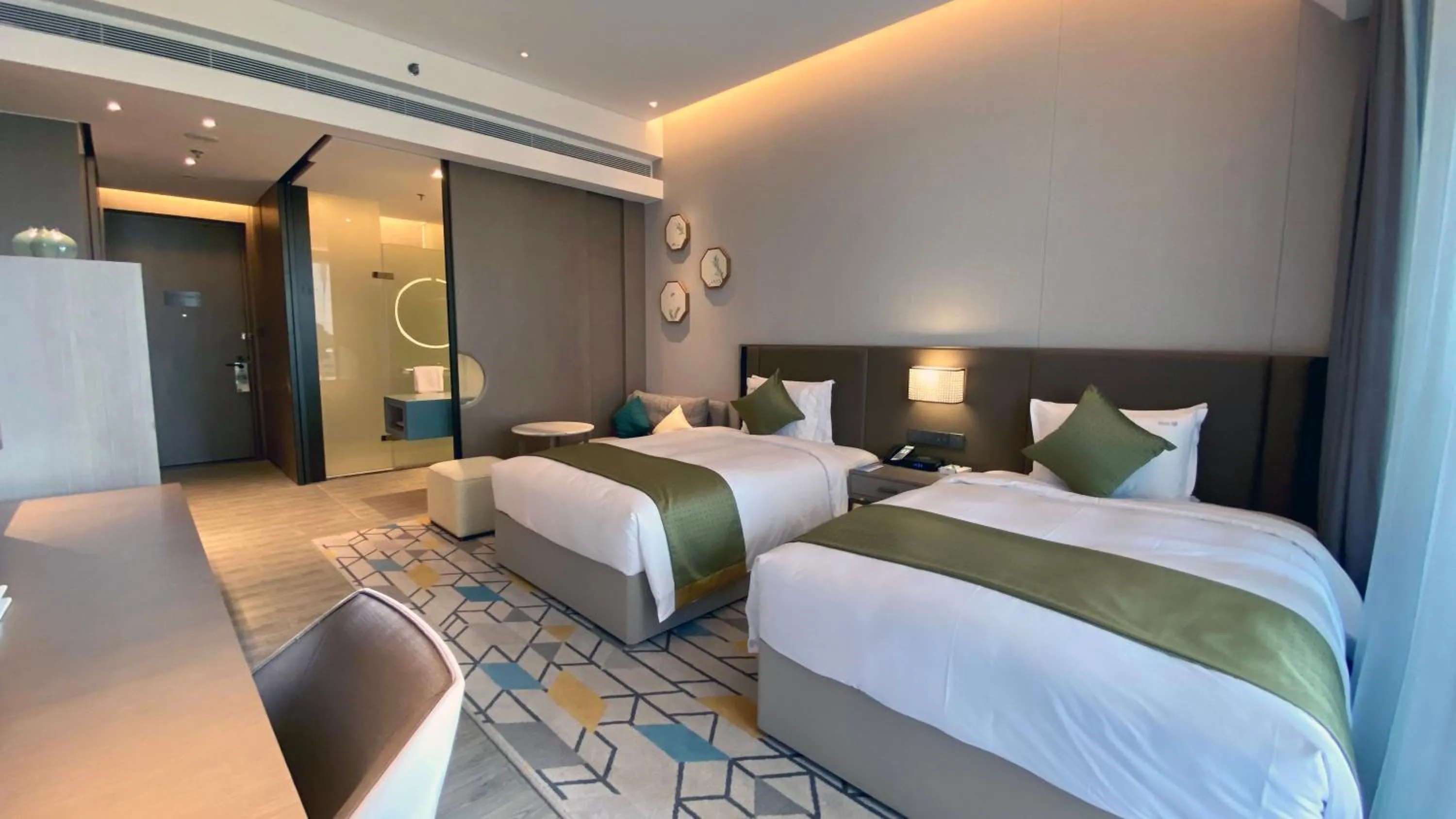 Photo of the whole room, Bed in Holiday Inn Resort Maoshan Hot-Spring by IHG