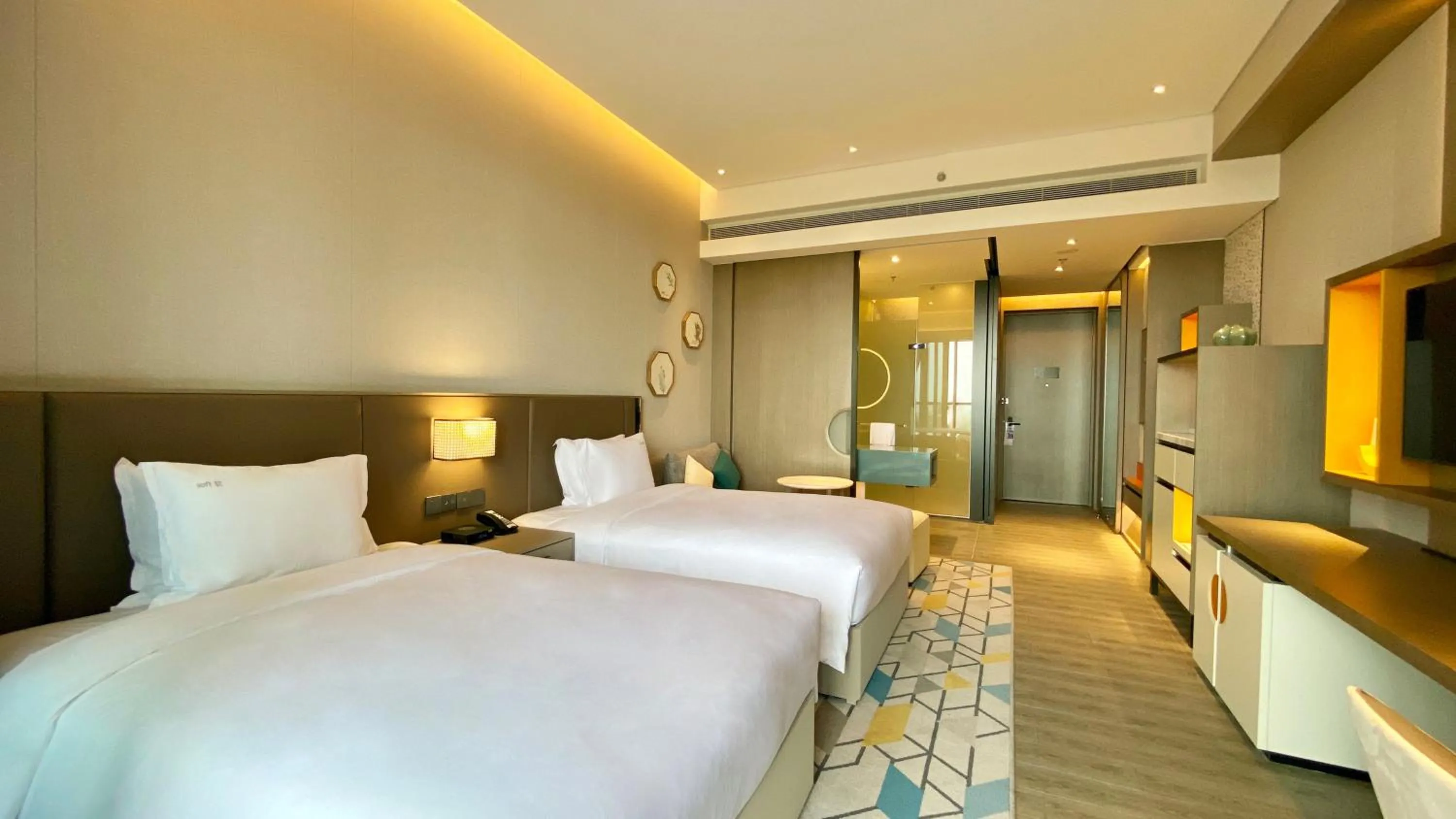 Photo of the whole room, Bed in Holiday Inn Resort Maoshan Hot-Spring by IHG