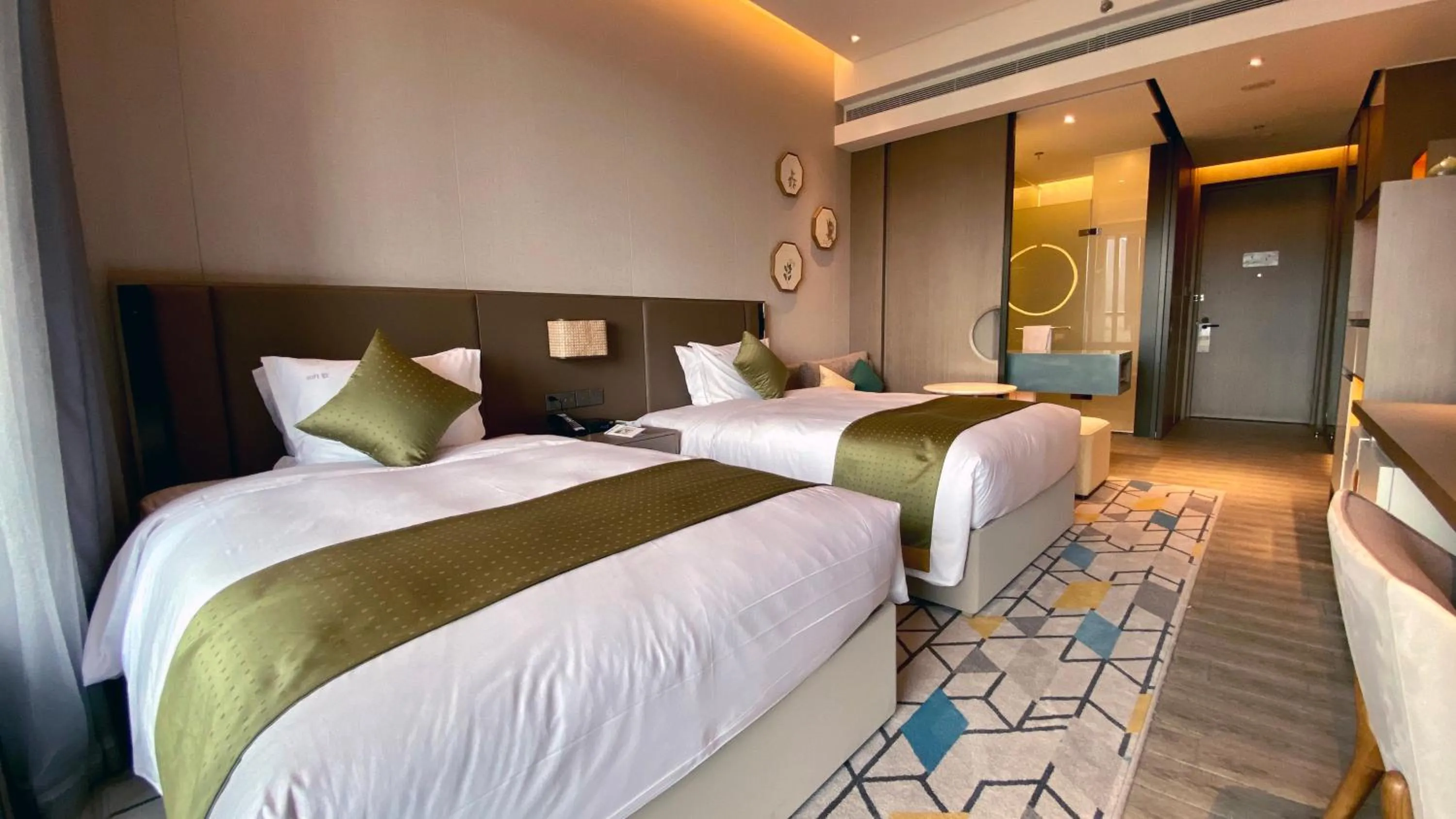 Photo of the whole room, Bed in Holiday Inn Resort Maoshan Hot-Spring by IHG