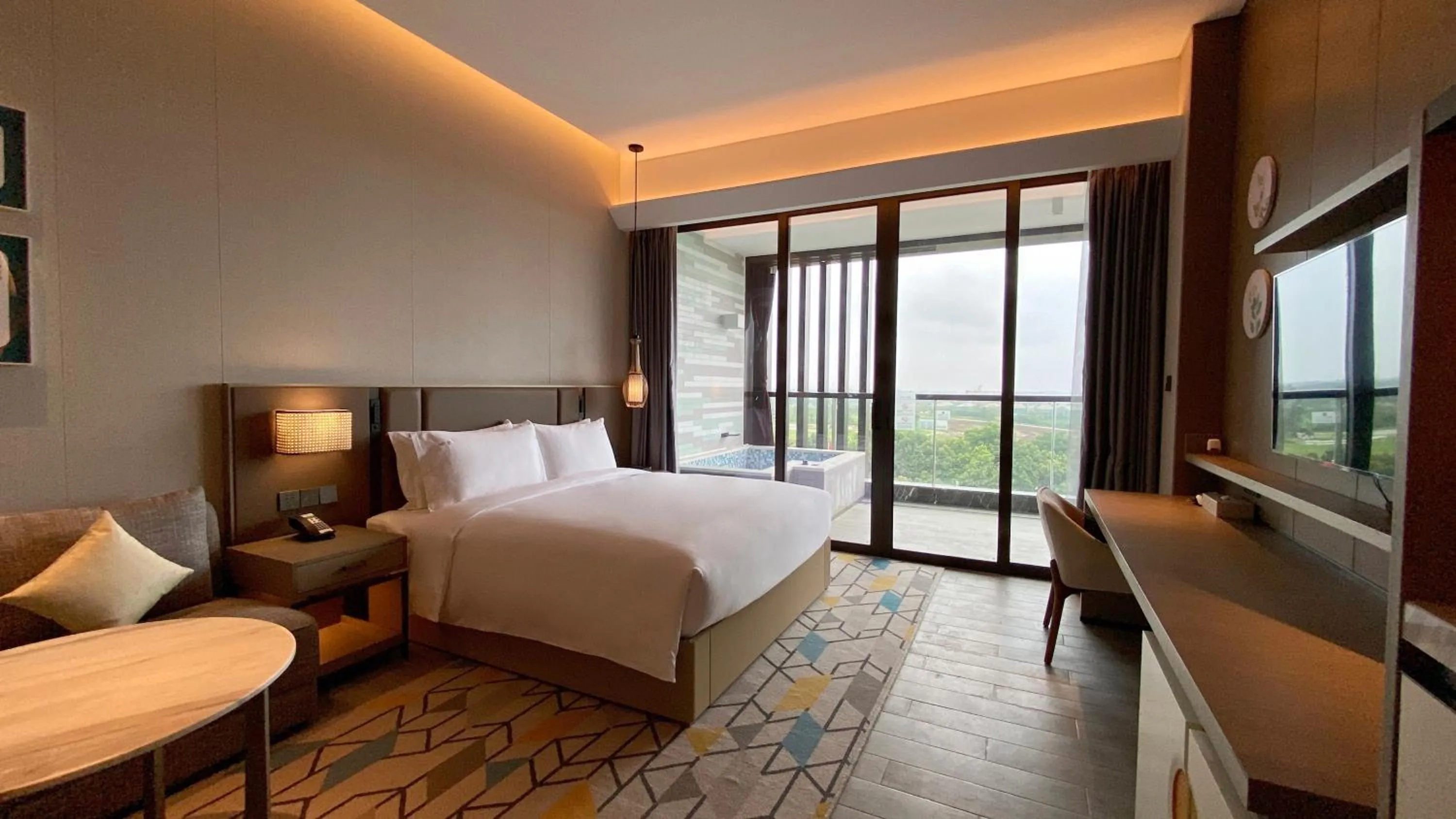 Photo of the whole room, Bed in Holiday Inn Resort Maoshan Hot-Spring by IHG