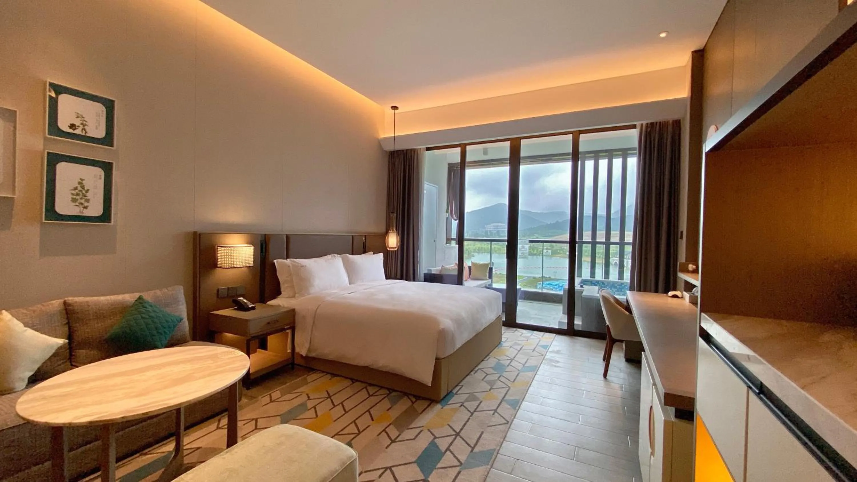 Photo of the whole room, Bed in Holiday Inn Resort Maoshan Hot-Spring by IHG