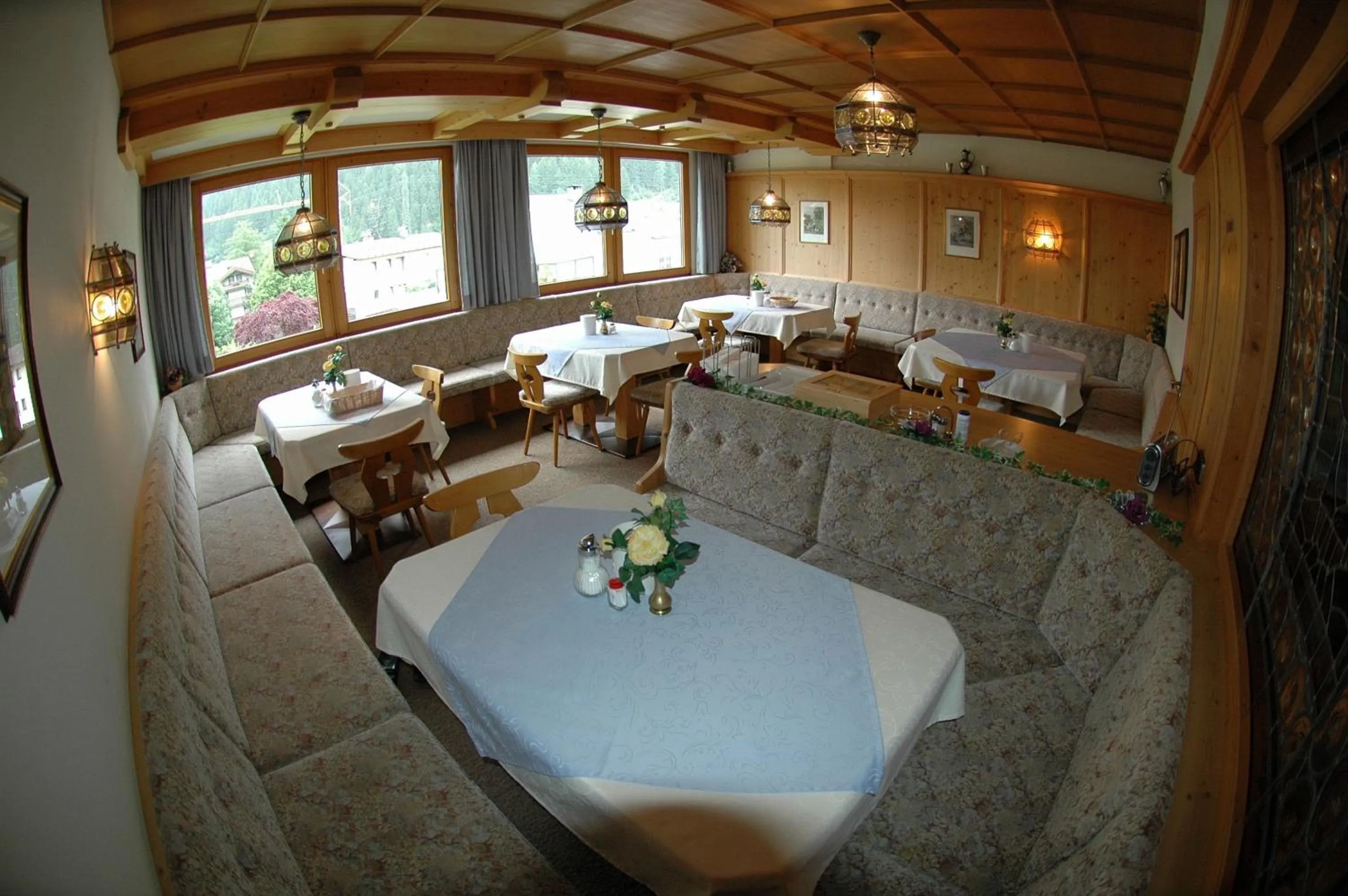 Restaurant/places to eat in Hotel Garni Jennewein