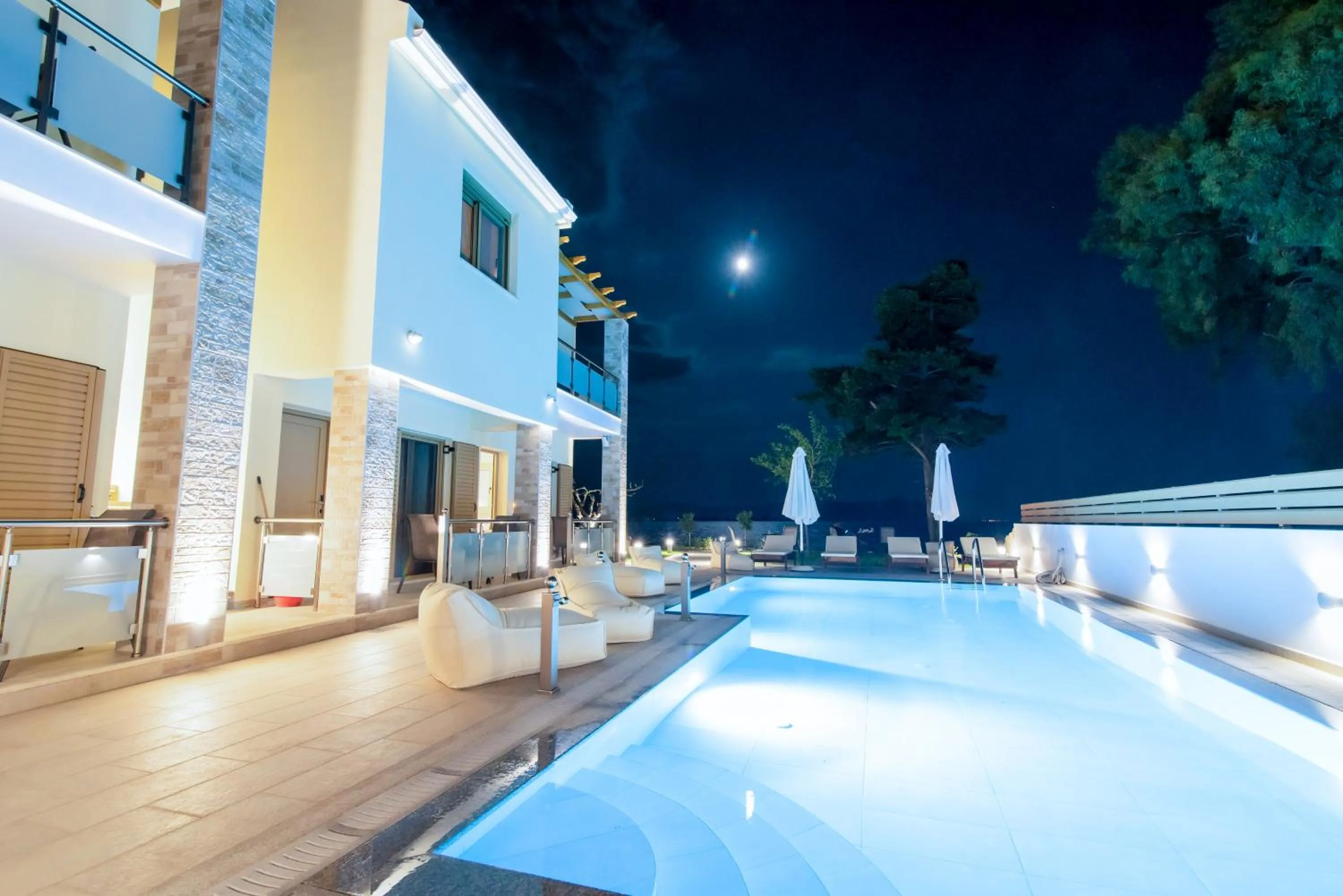 Swimming pool in Melydron Apartments