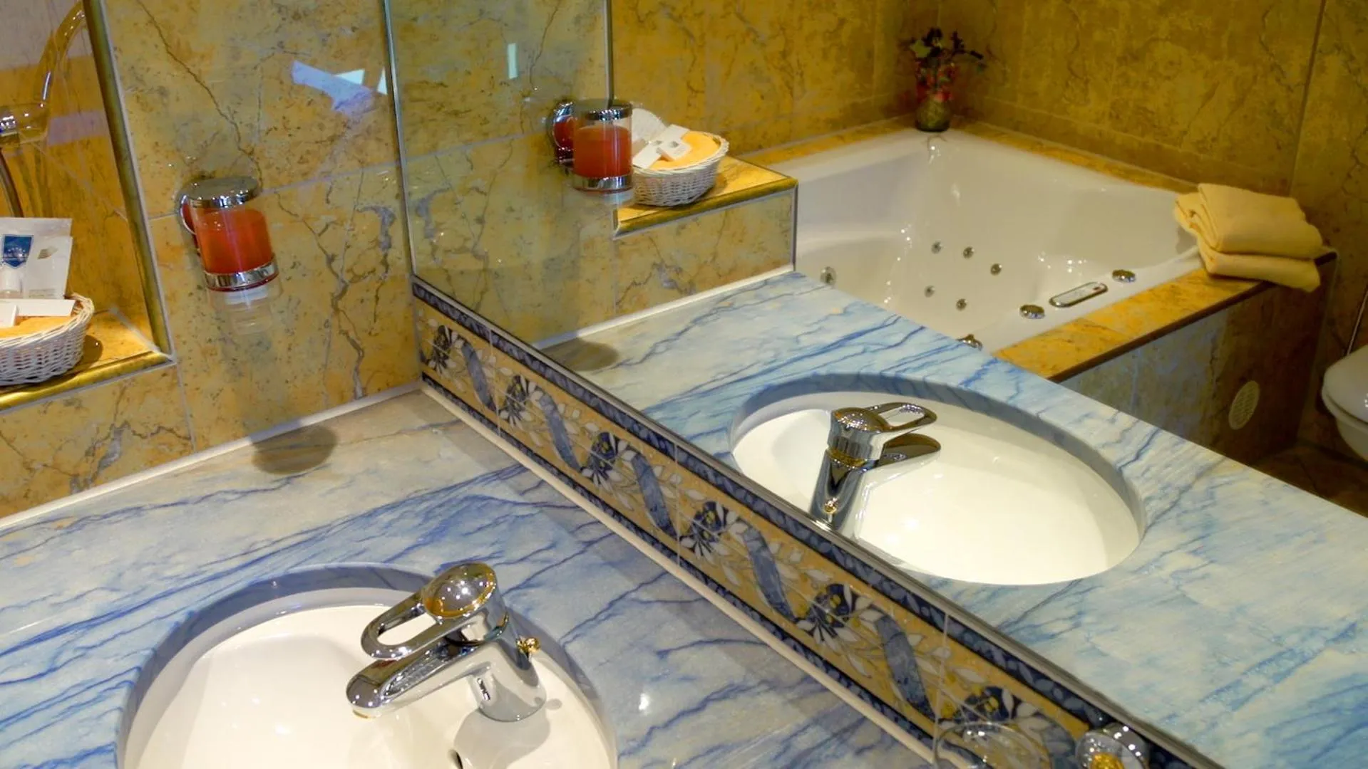 Hot Tub in Hotel Kainsbacher Mühle