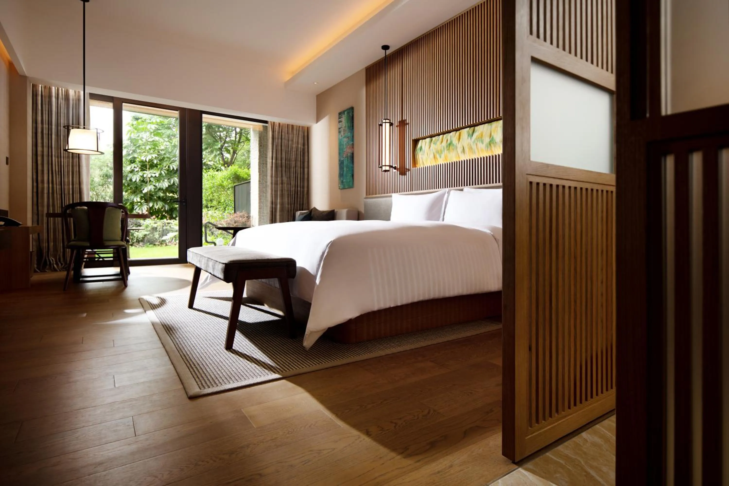 Bed in New World Qingyuan Hotel -formerly KHOS QINGYUAN