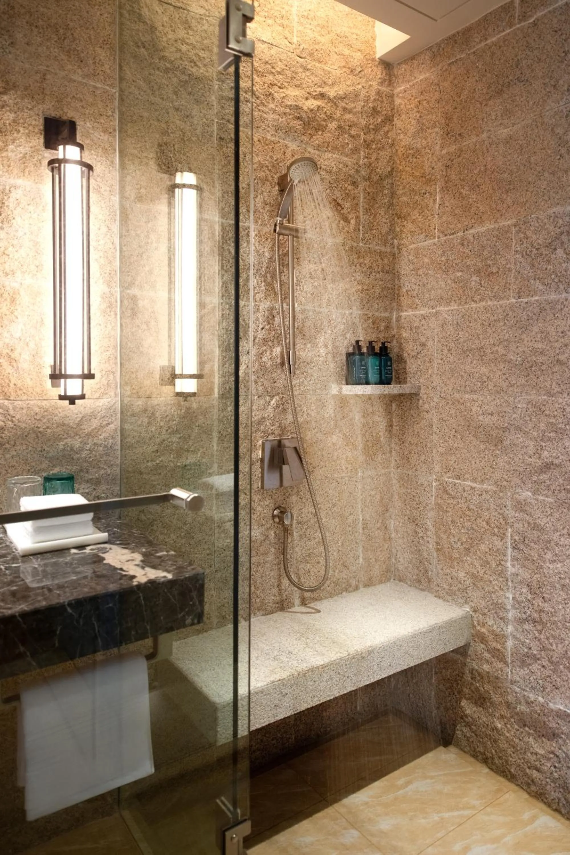 Shower in New World Qingyuan Hotel -formerly KHOS QINGYUAN