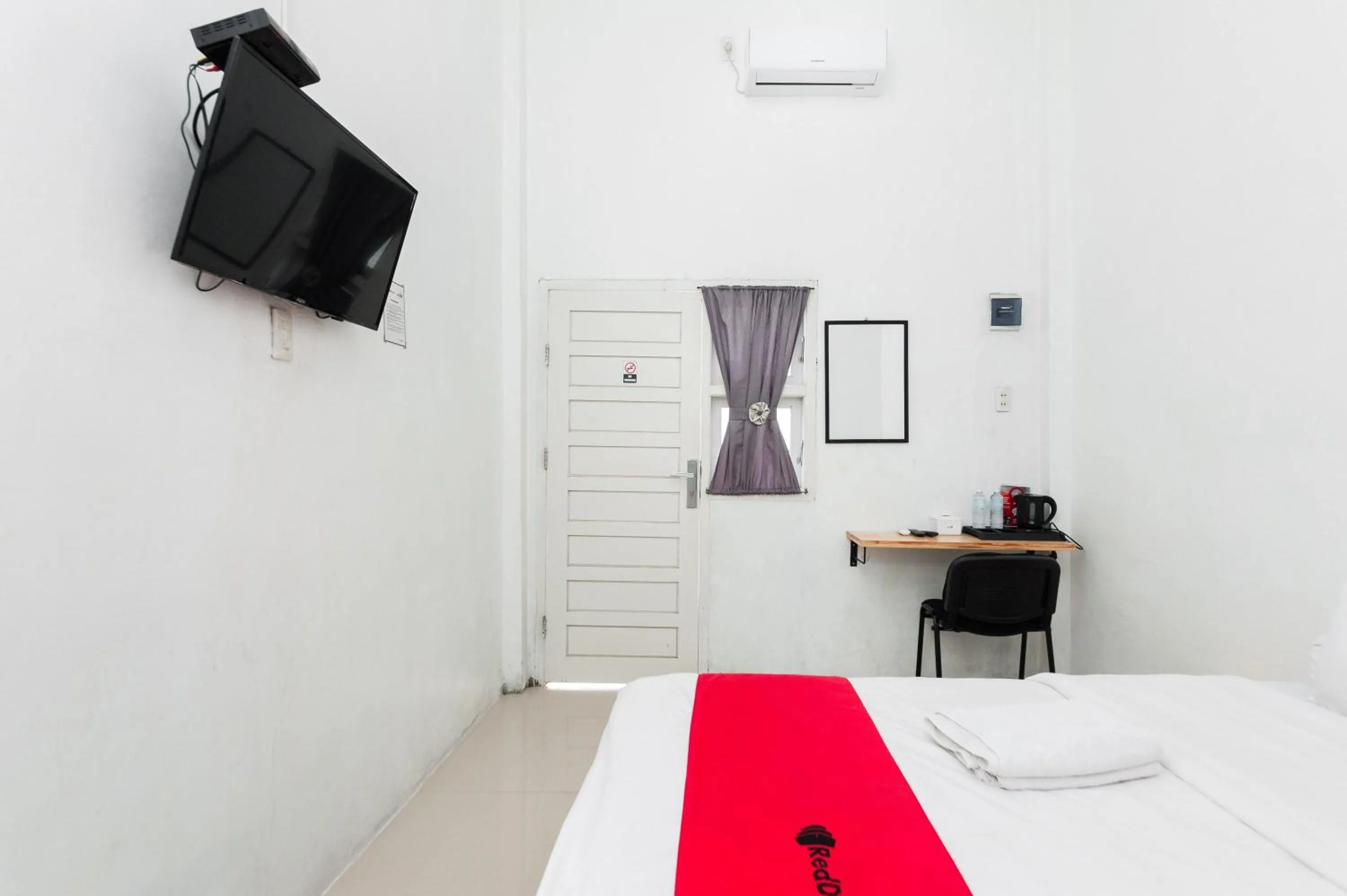 TV and multimedia, Bed in RedDoorz Syariah near RSUD Zainoel Abidin Banda Aceh