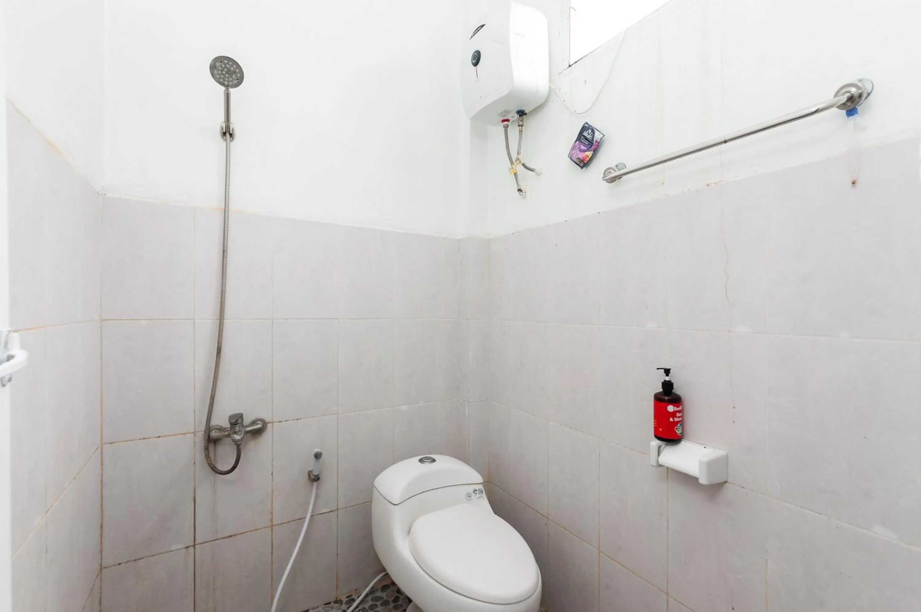 Bathroom in RedDoorz Syariah near RSUD Zainoel Abidin Banda Aceh