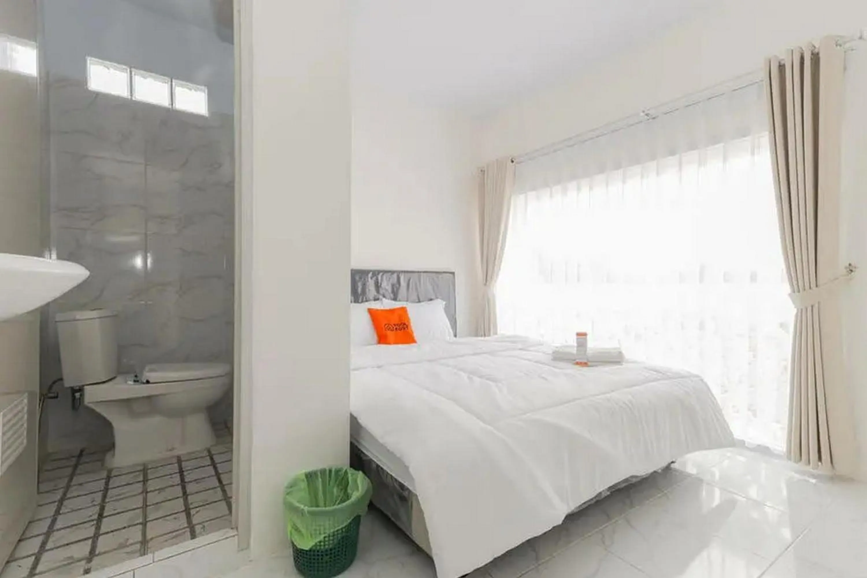 Photo of the whole room, Bed in KoolKost Syariah near Bintaro Jaya Xchange