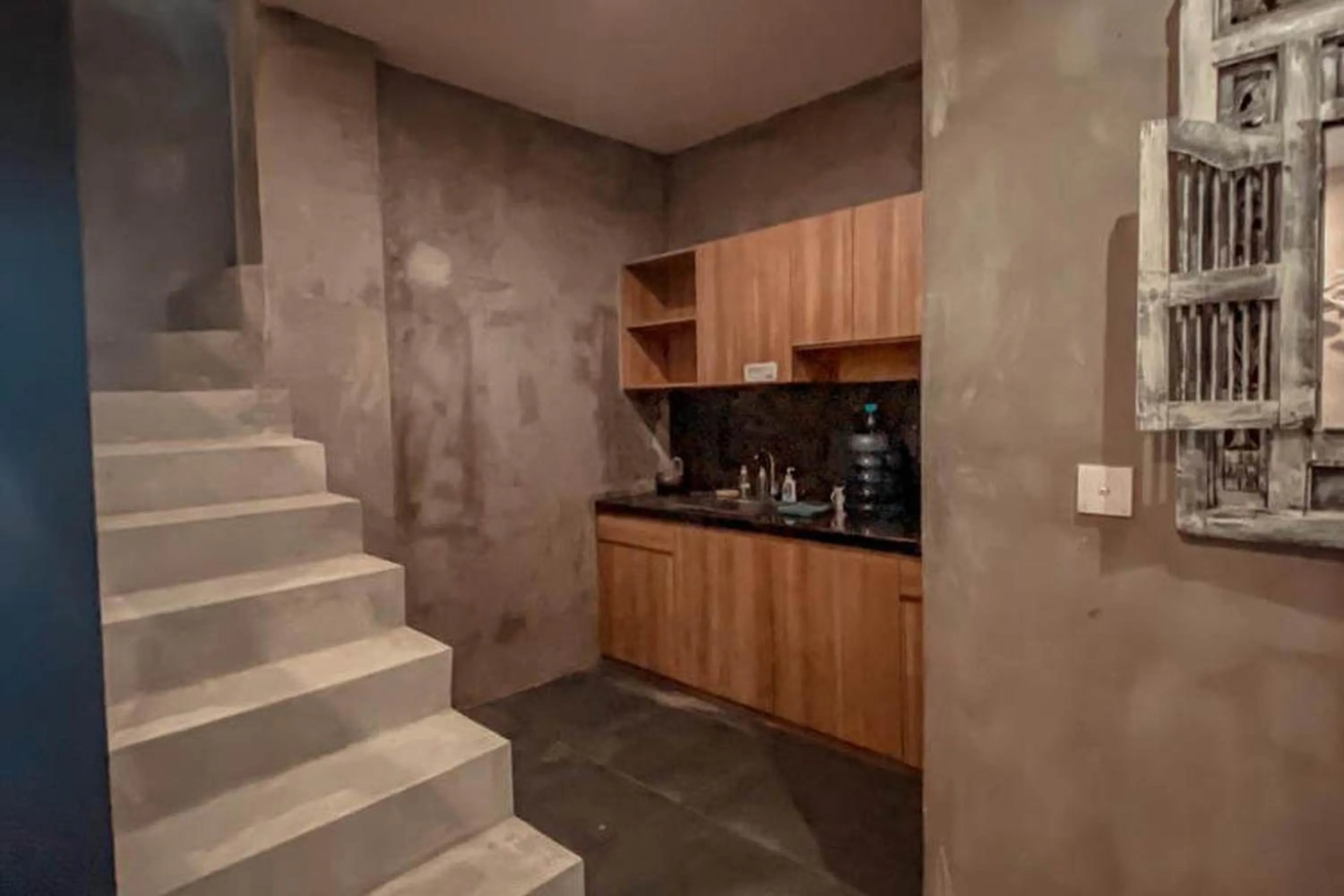 Kitchen or kitchenette in RedDoorz Hostel Near Ngurah Rai Airport Kuta