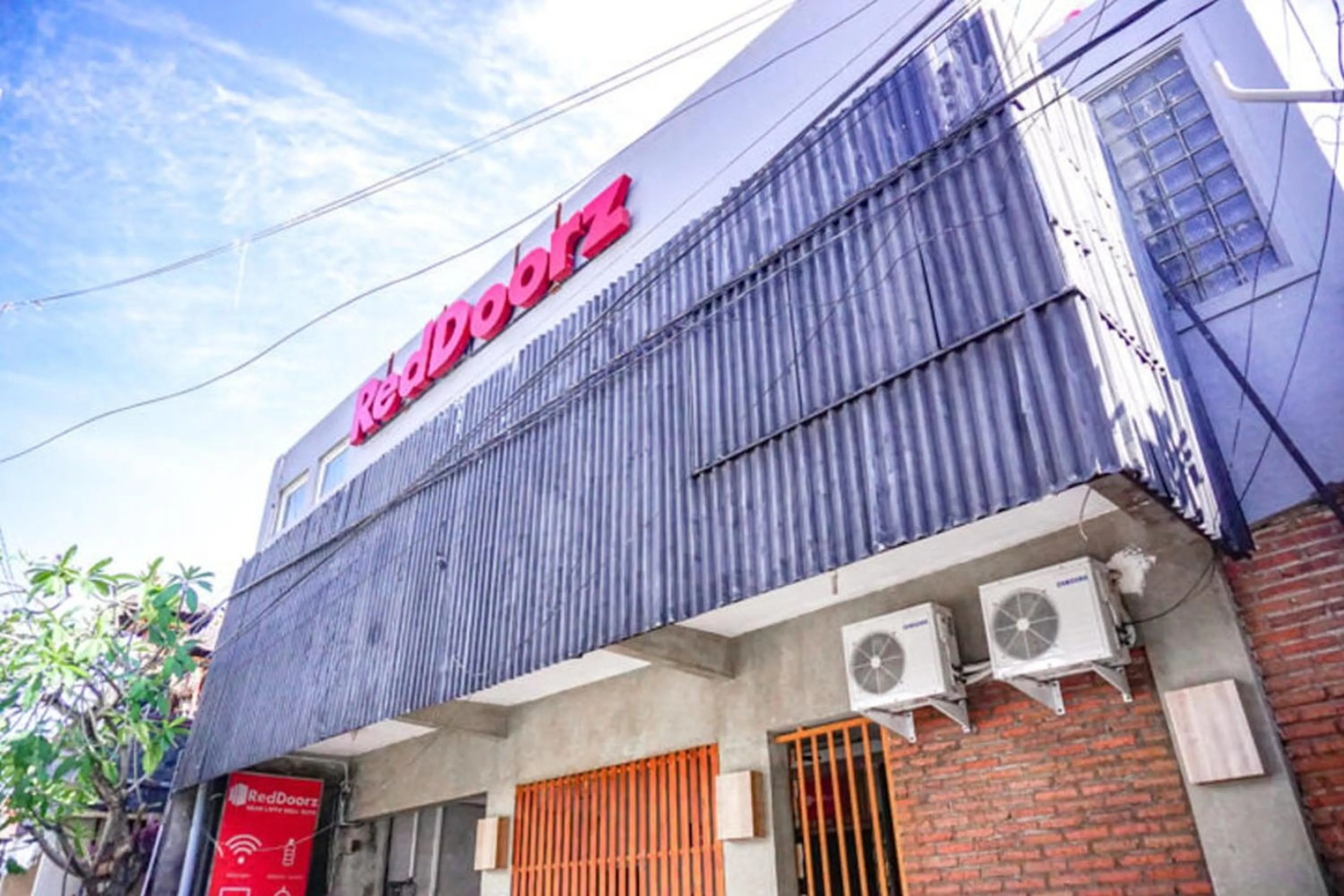 Facade/entrance in RedDoorz Hostel Near Ngurah Rai Airport Kuta