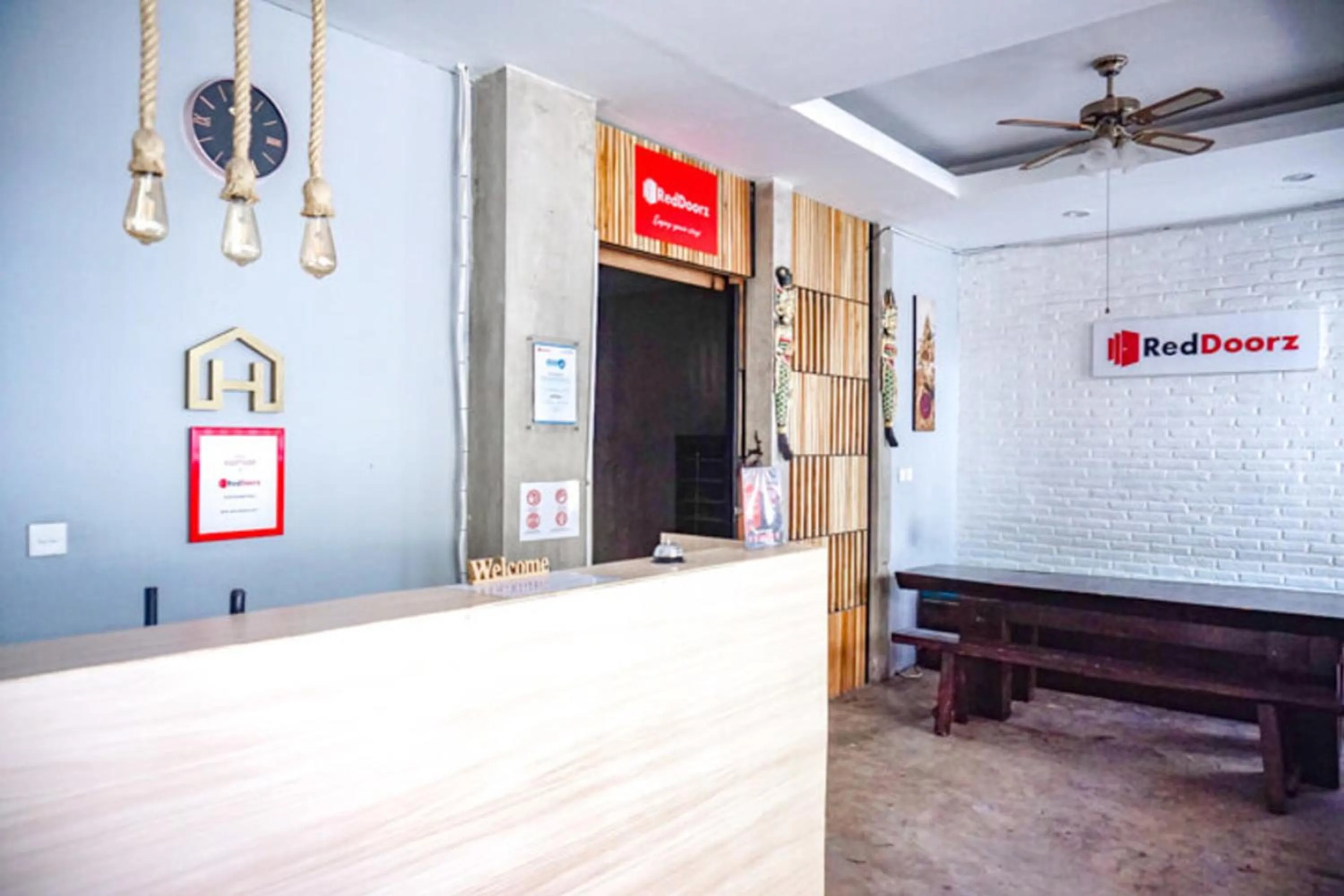 Lobby or reception in RedDoorz Hostel Near Ngurah Rai Airport Kuta