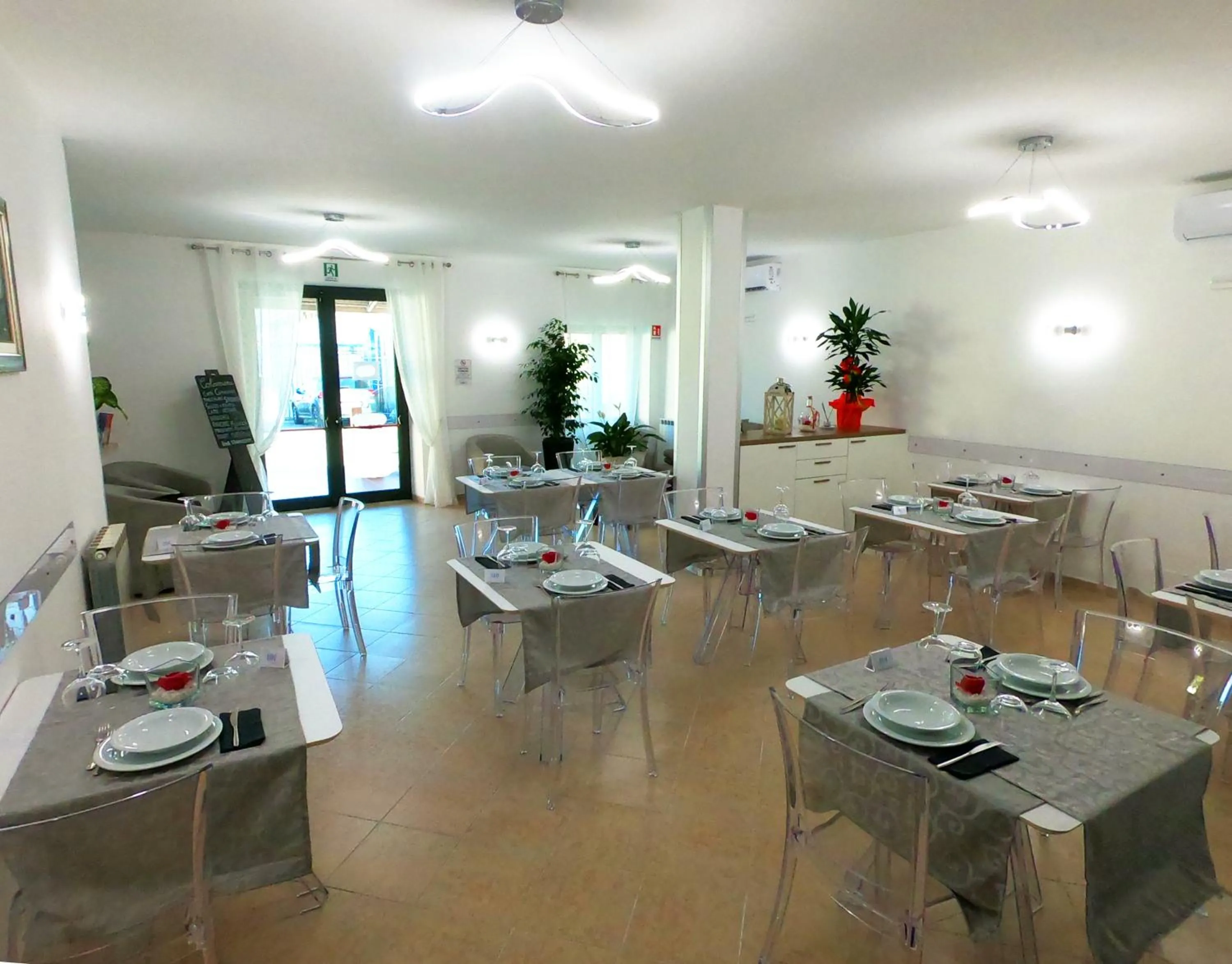 Restaurant/places to eat in Hotel Aurora