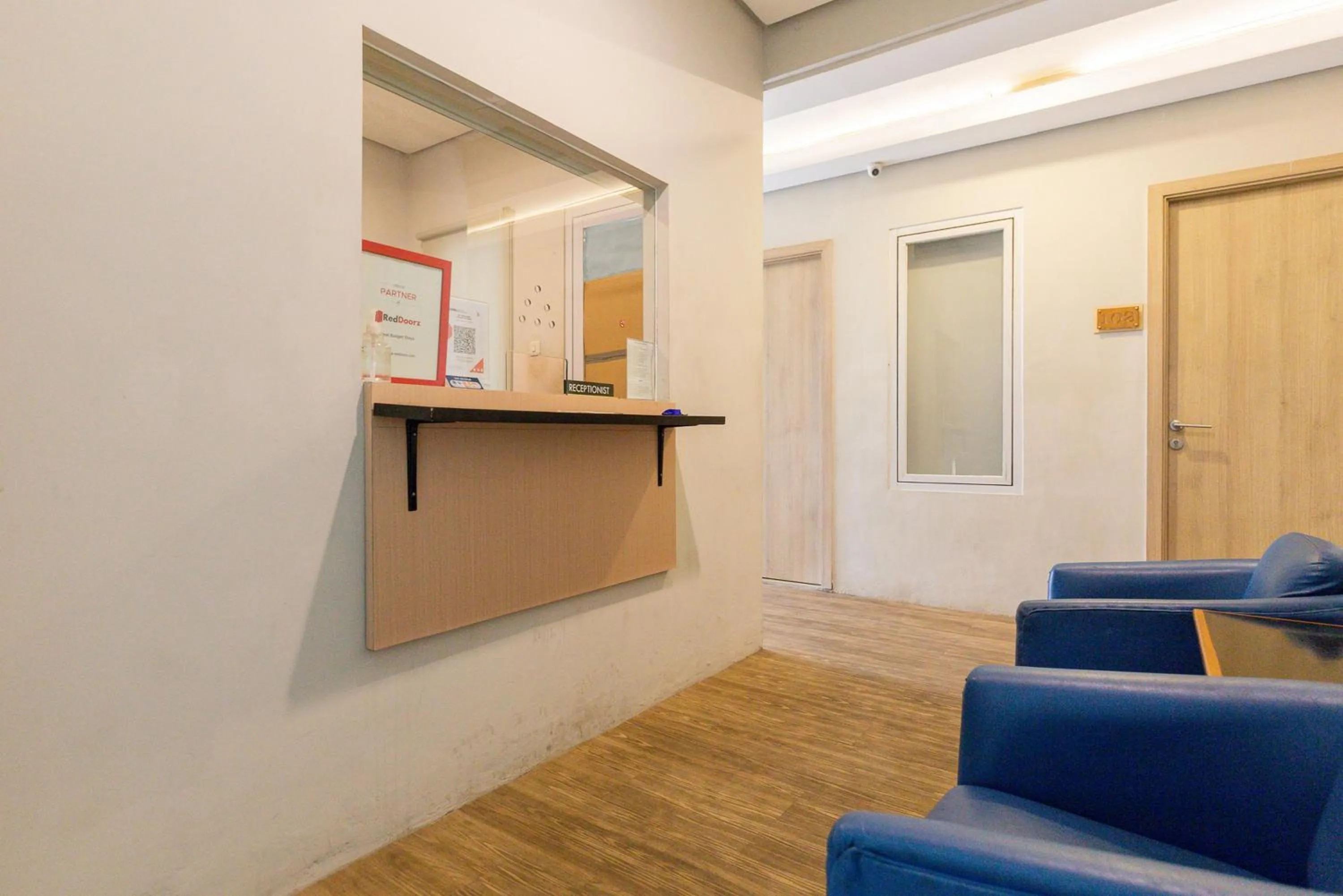 Lobby or reception in RedDoorz Plus Syariah near Mall Pondok Indah