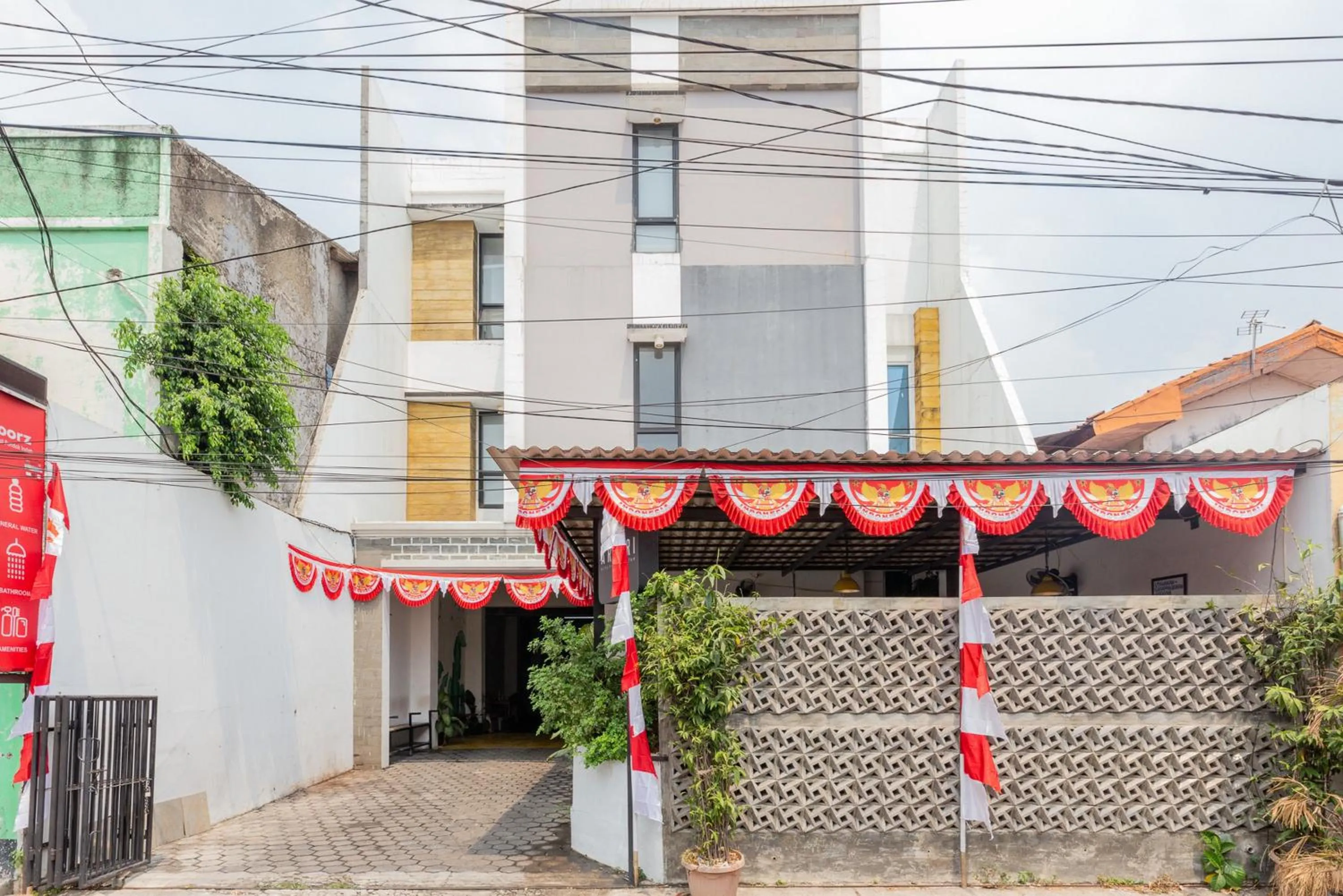 Property building in RedDoorz Plus Syariah near Mall Pondok Indah