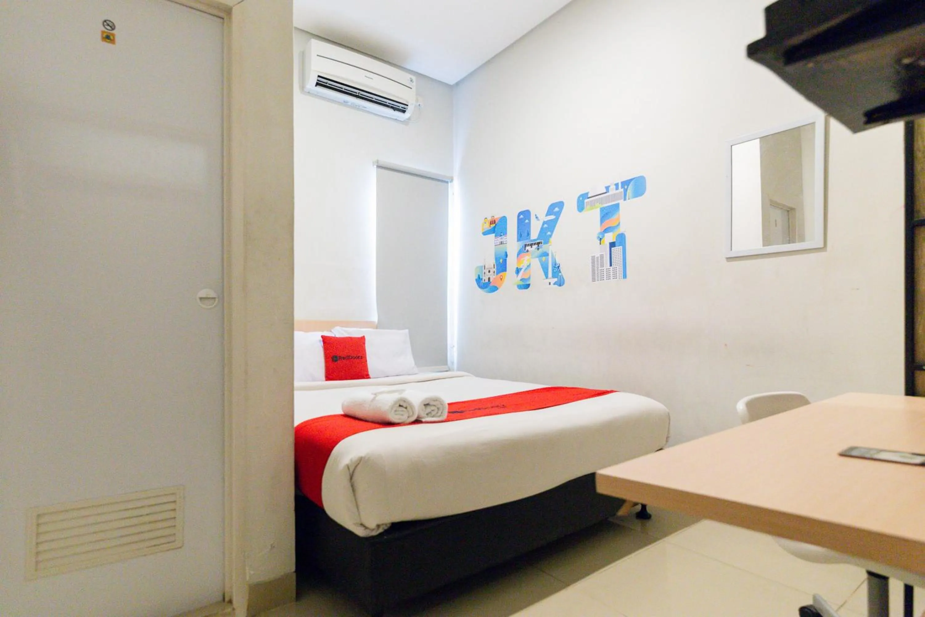 Bedroom, Bed in RedDoorz Plus Syariah near Mall Pondok Indah
