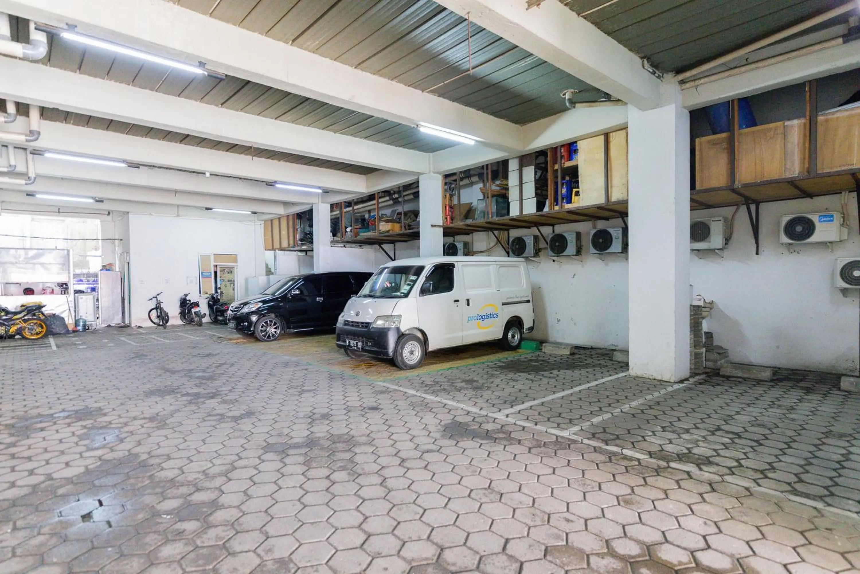 Parking in RedDoorz Plus Syariah near Mall Pondok Indah