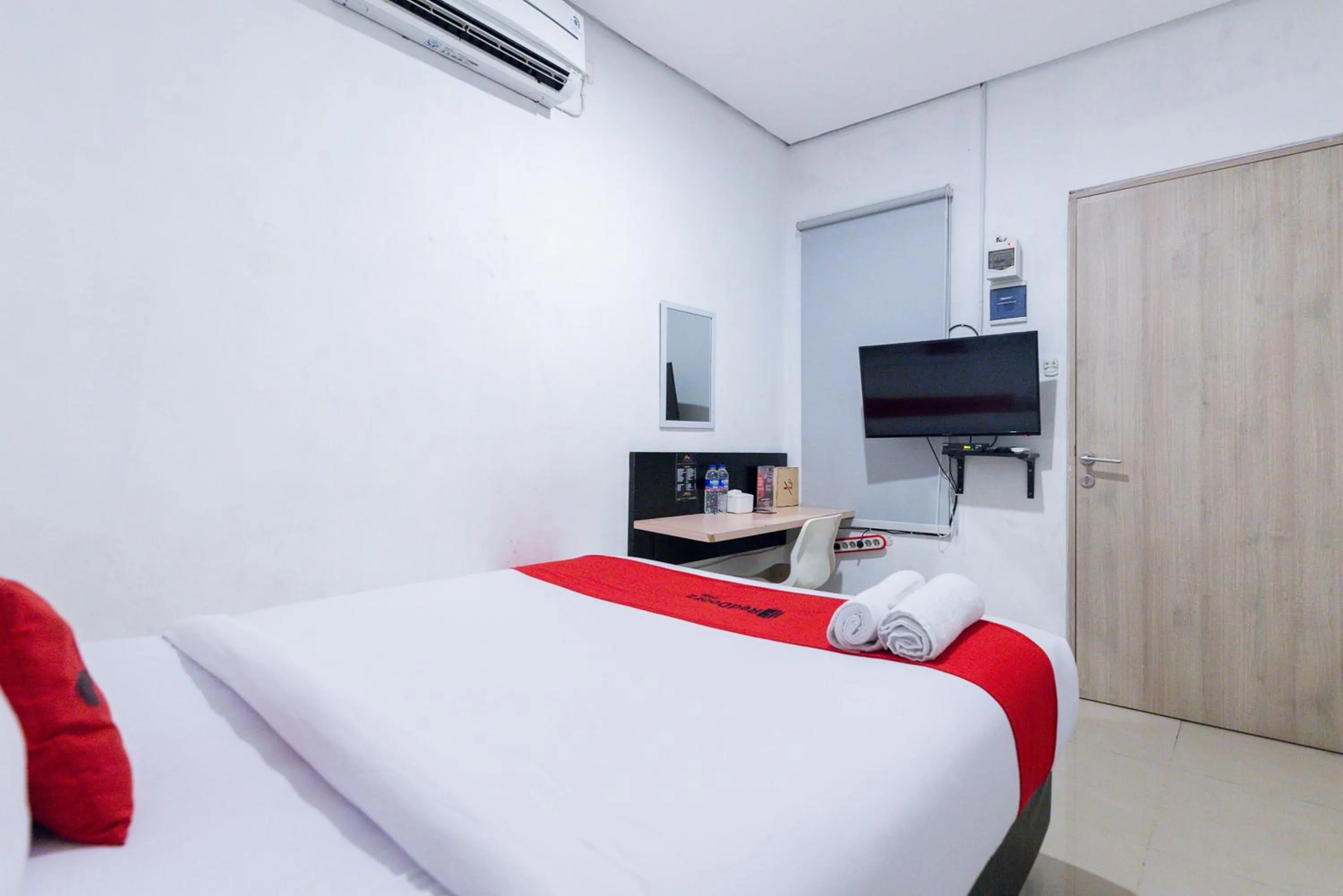 Bedroom, Bed in RedDoorz Plus Syariah near Mall Pondok Indah