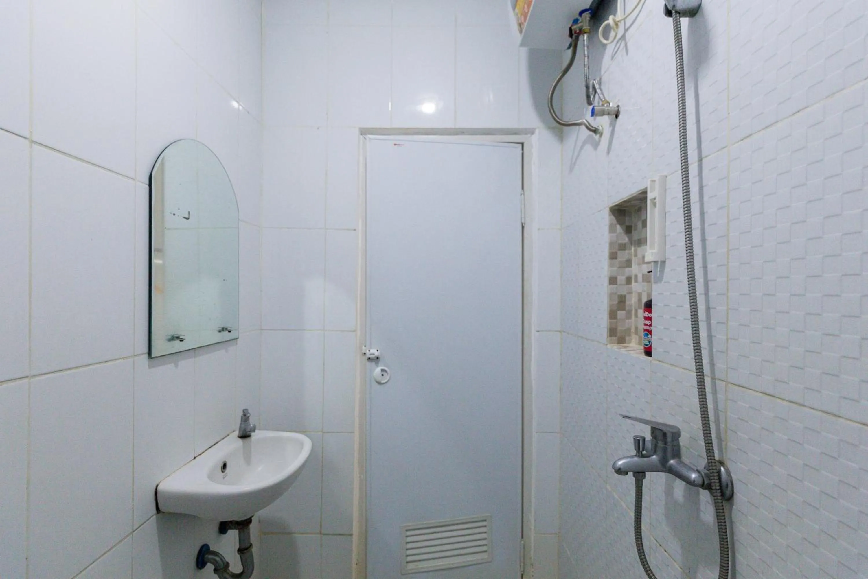 Bathroom in RedDoorz Plus Syariah near Mall Pondok Indah
