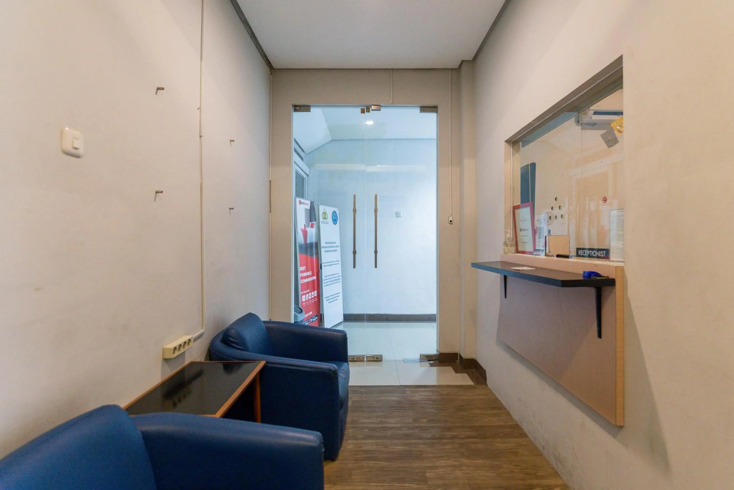 Lobby or reception in RedDoorz Plus Syariah near Mall Pondok Indah