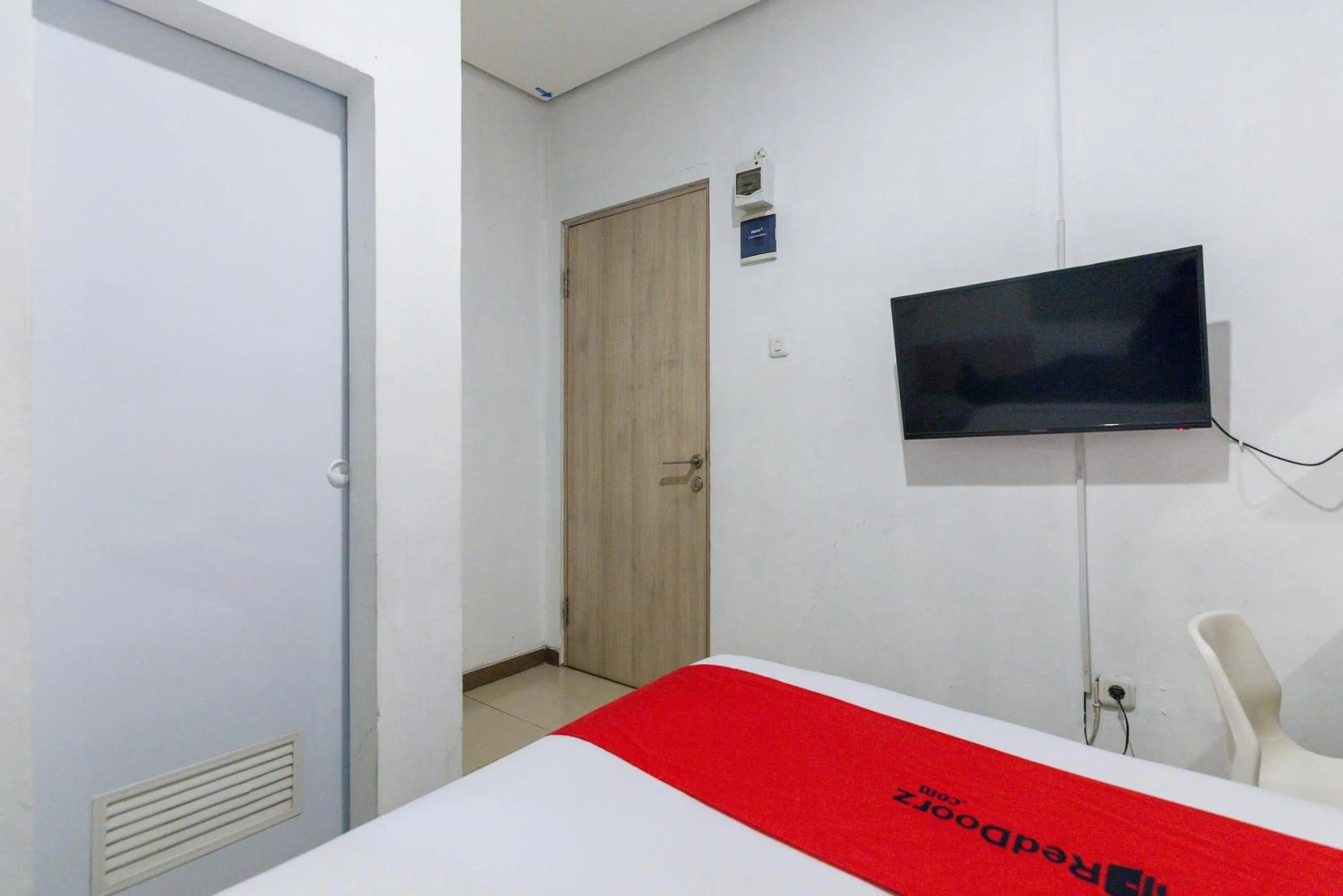 Bedroom, Bed in RedDoorz Plus Syariah near Mall Pondok Indah