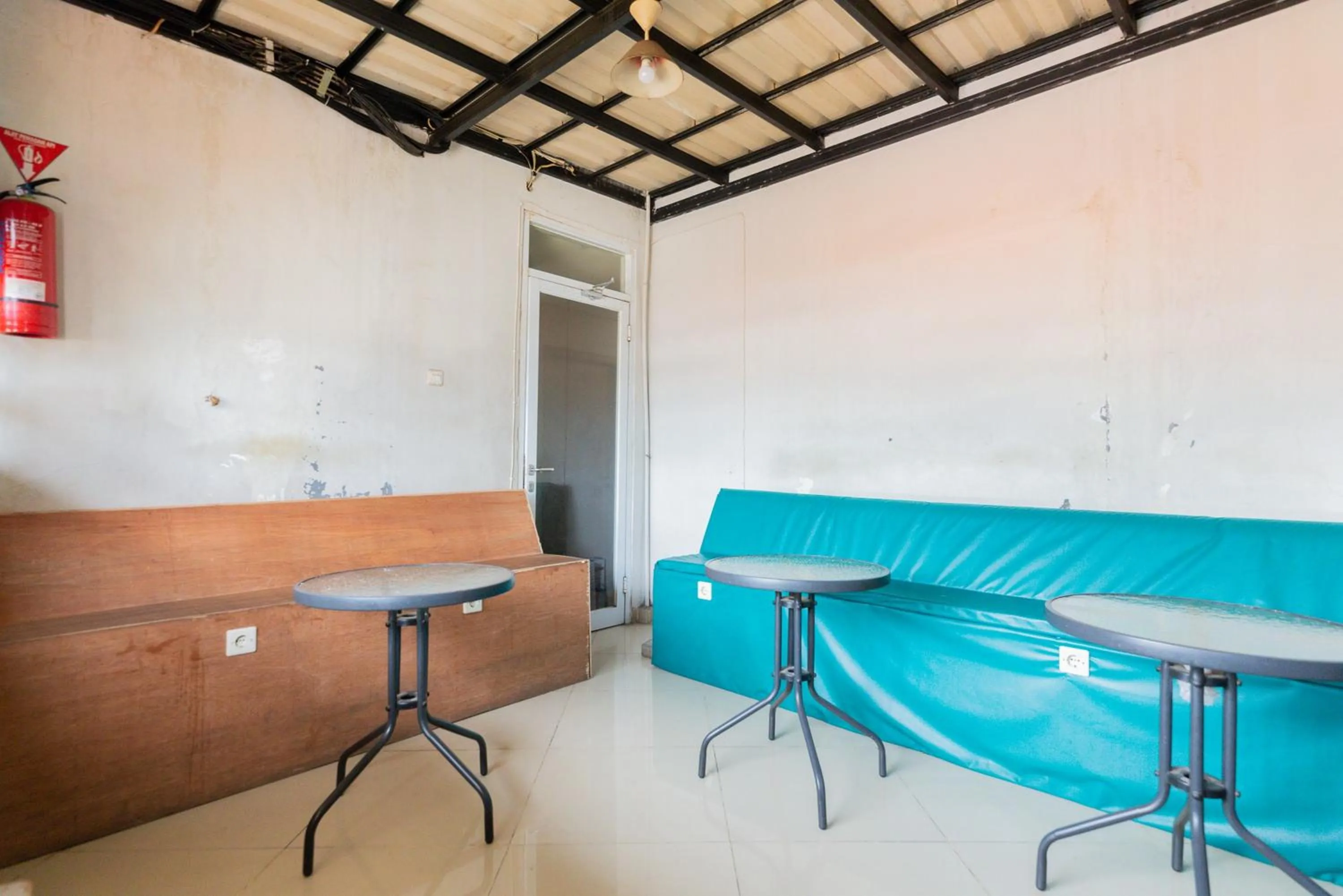 Seating area in RedDoorz Plus Syariah near Mall Pondok Indah