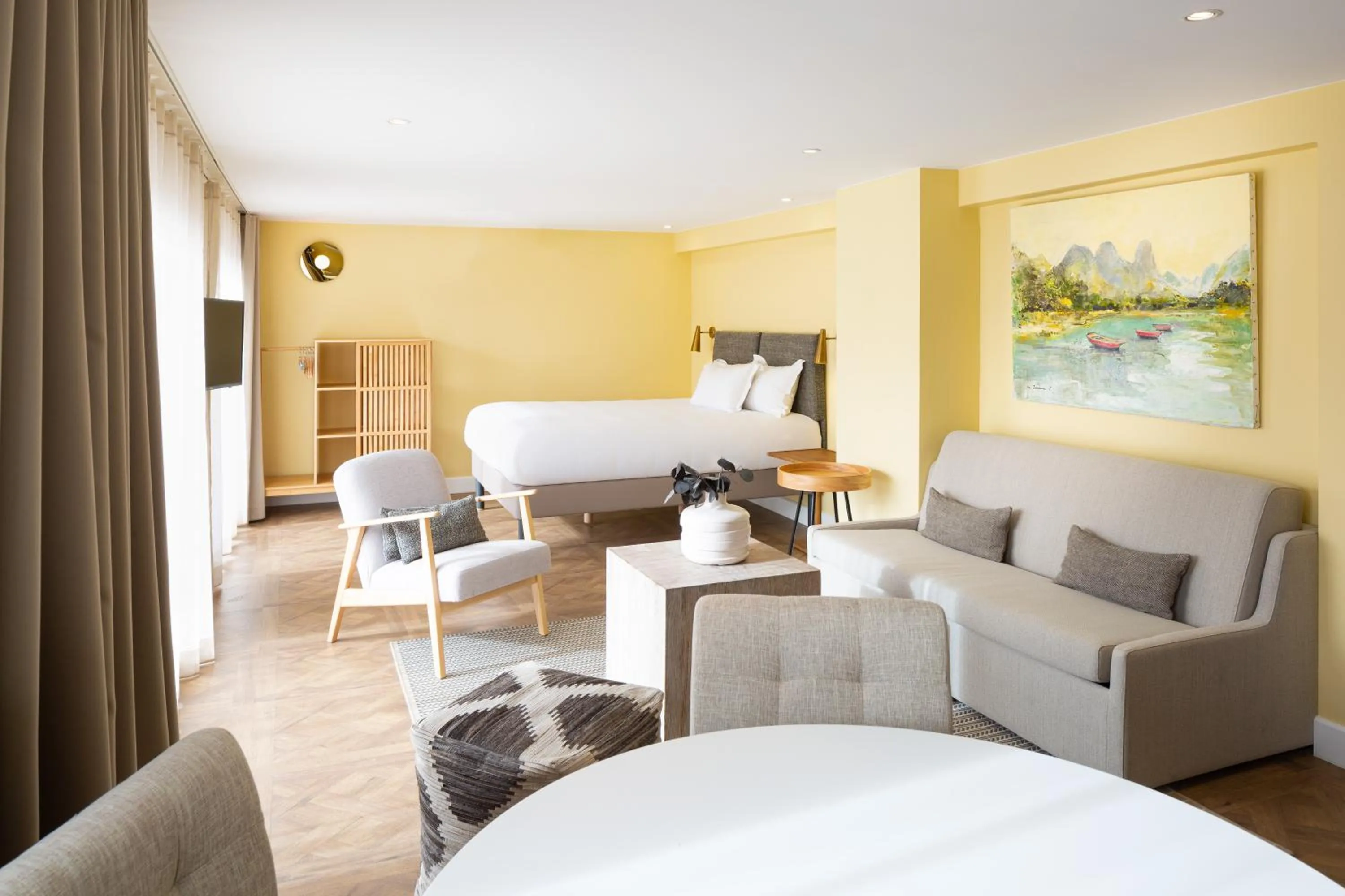 TV and multimedia in Appart hôtel Maison Montgrand-Vieux Port