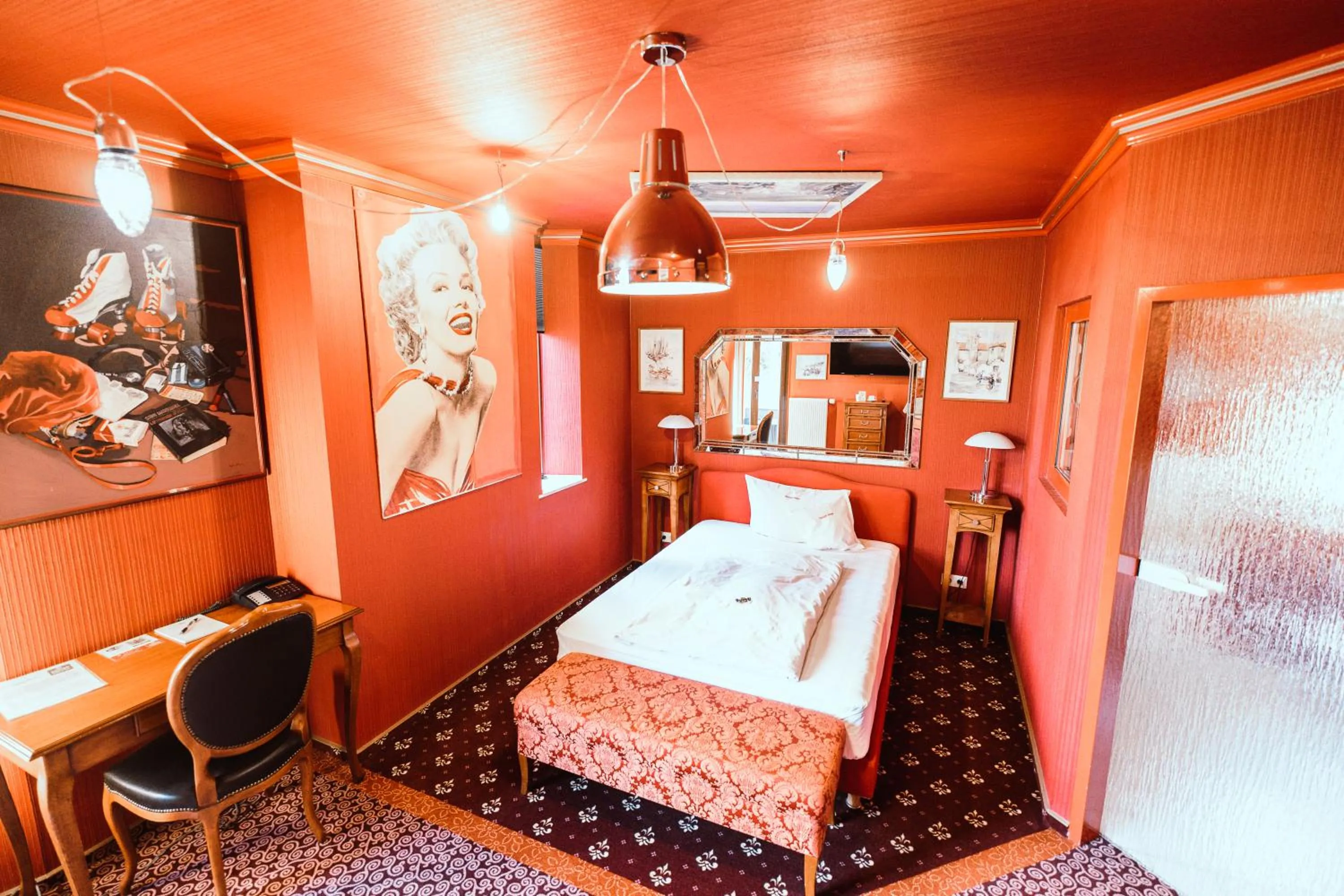 Photo of the whole room, Bed in Design Hotel Euskirchen