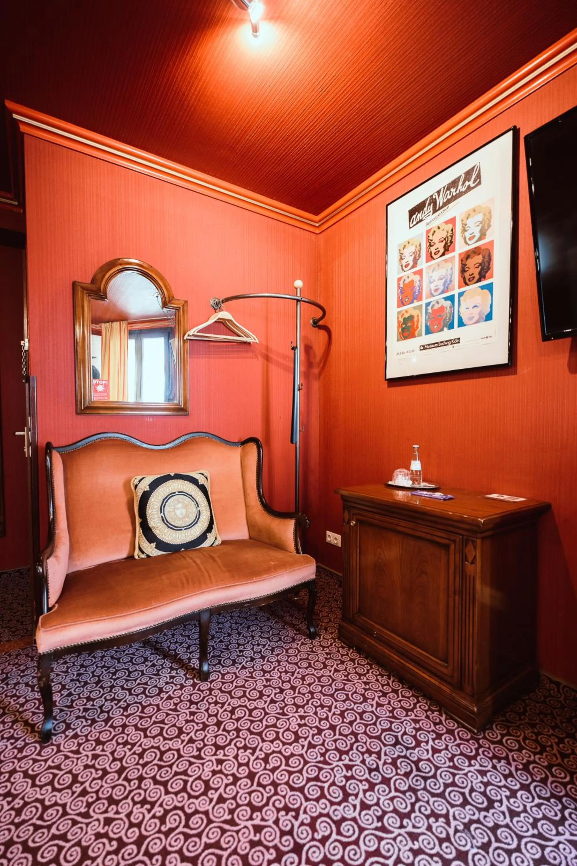 Photo of the whole room, Bed in Design Hotel Euskirchen