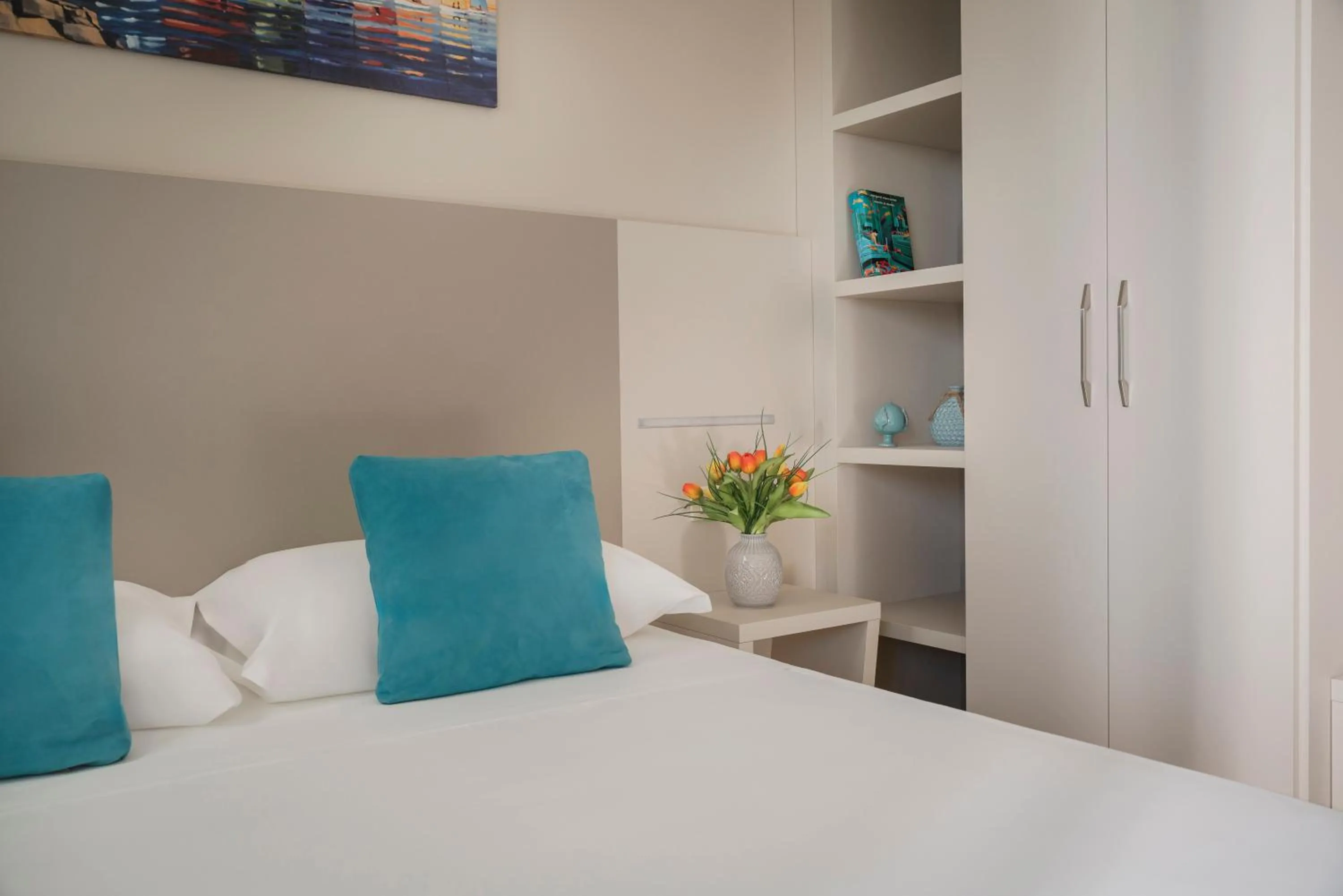 Bed in Hotel Caravel B&B