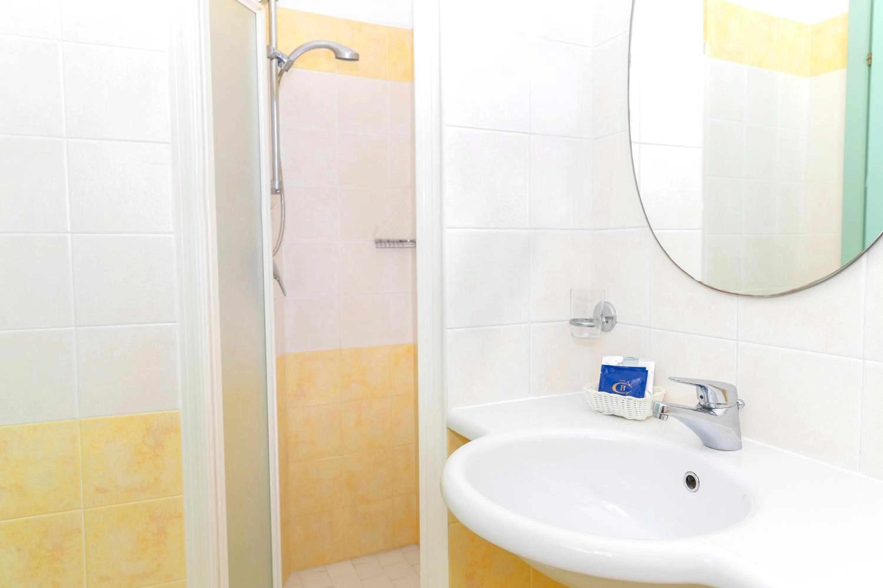 Shower in Hotel Caravel B&B