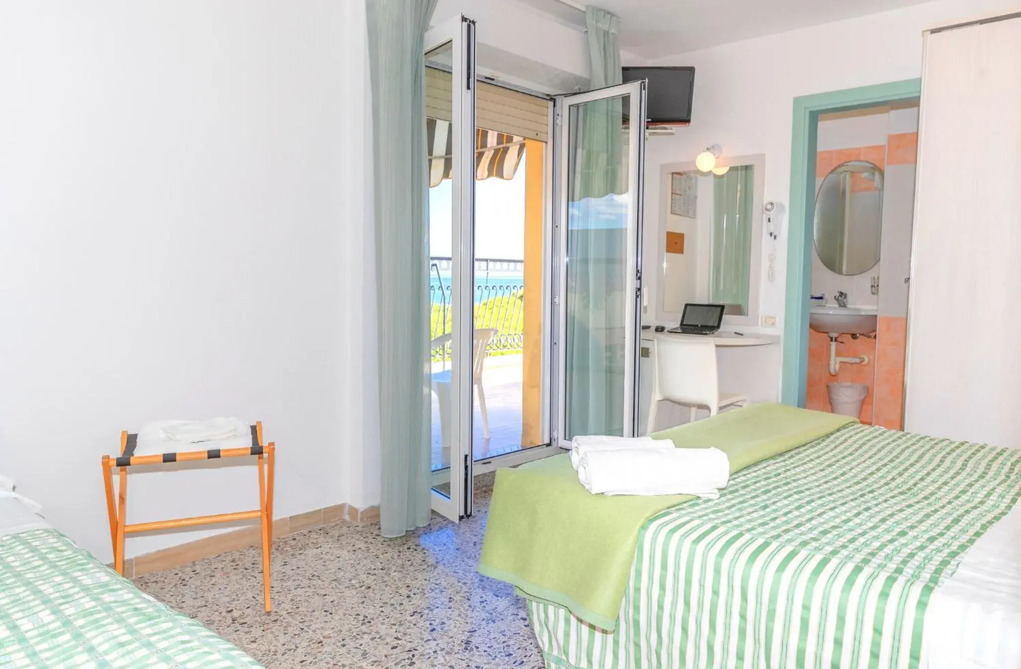 Triple Room with Sea View in Hotel Caravel B&B Triple Room with Sea View in Hotel Caravel B&B