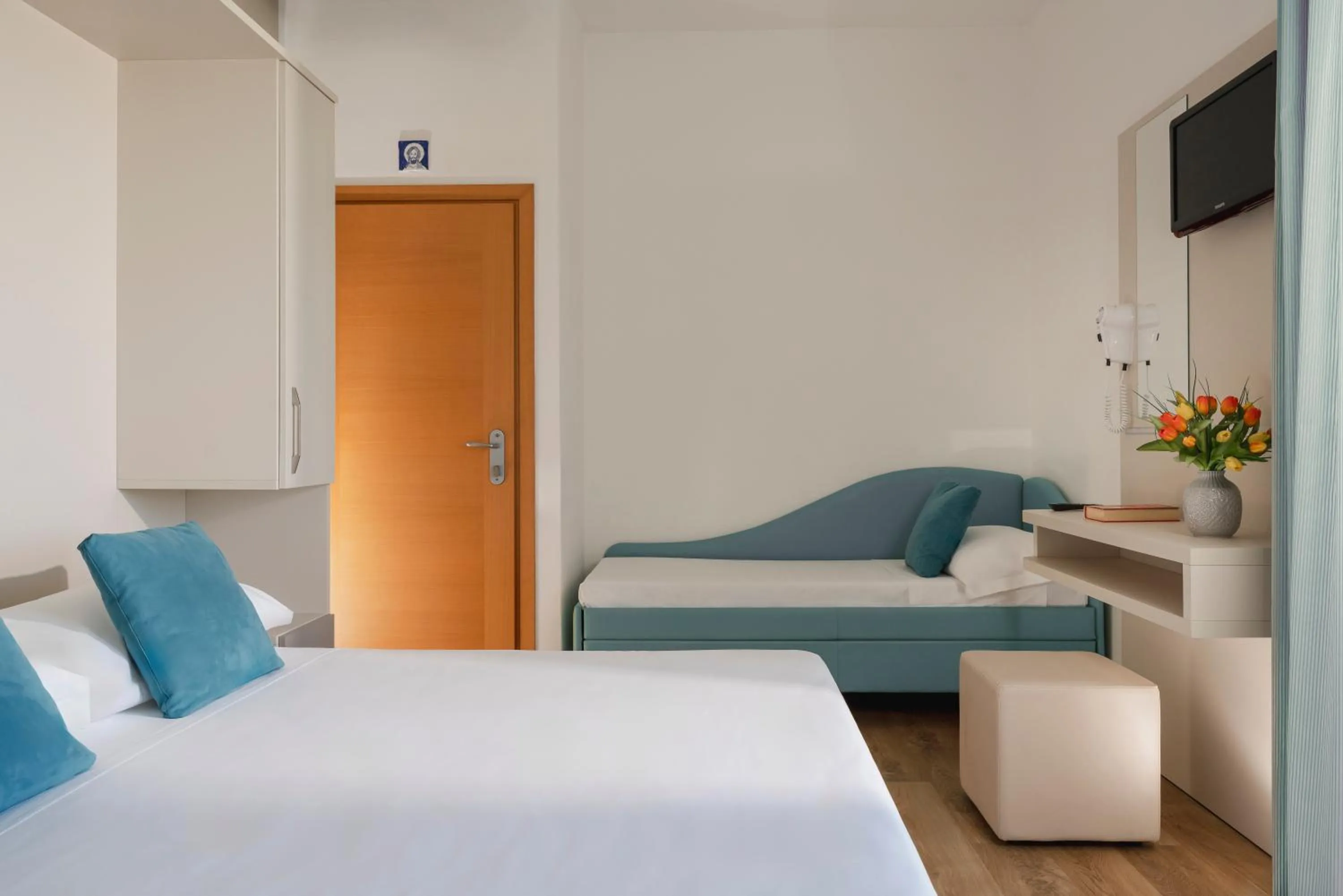 Bed in Hotel Caravel B&B