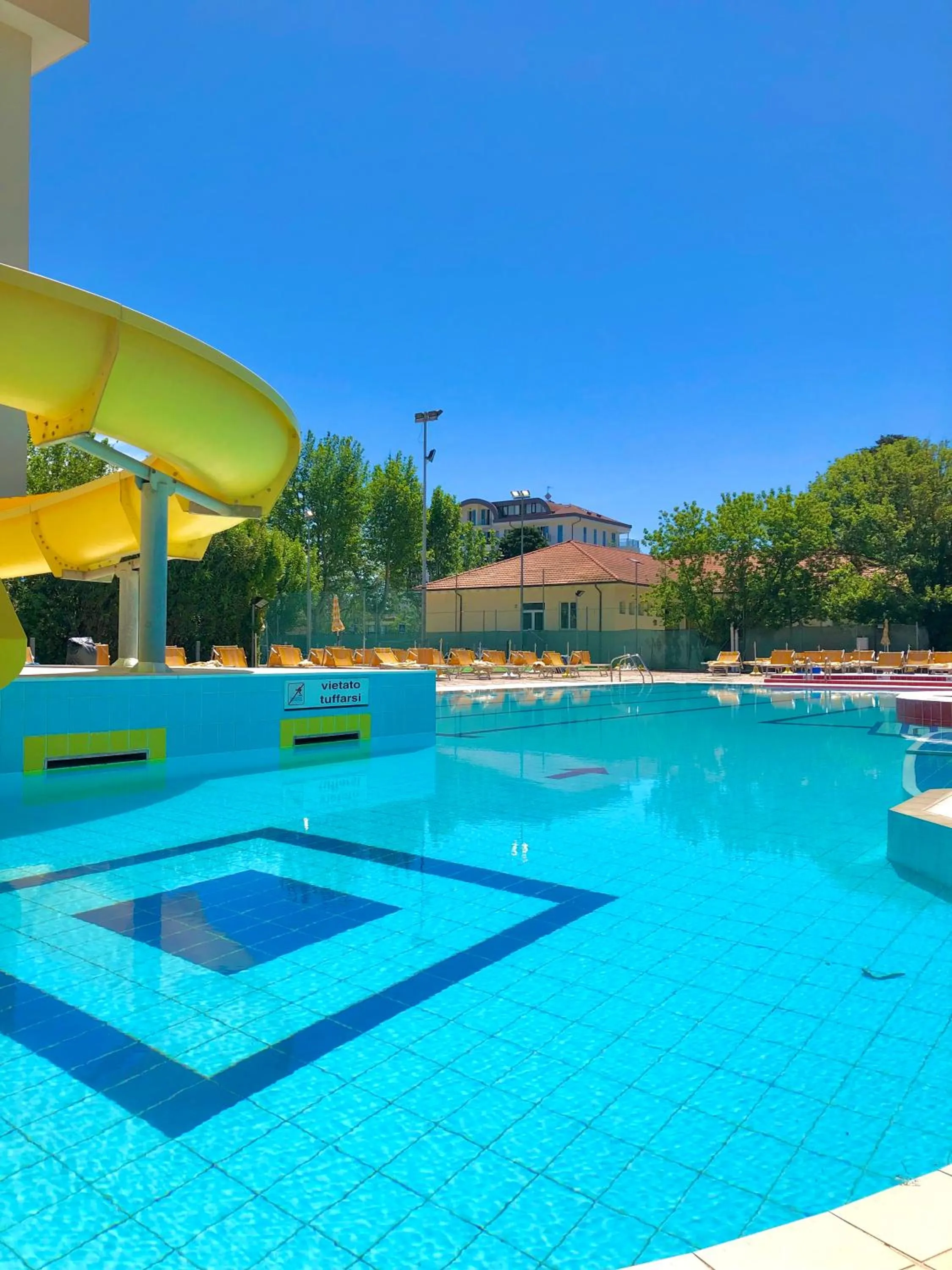 Swimming pool in Hotel Caravel B&B