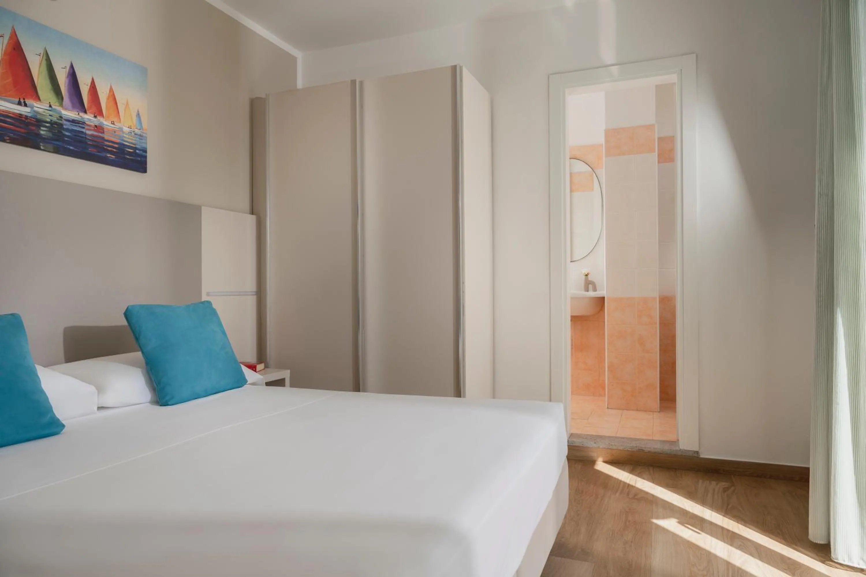 Bed in Hotel Caravel B&B