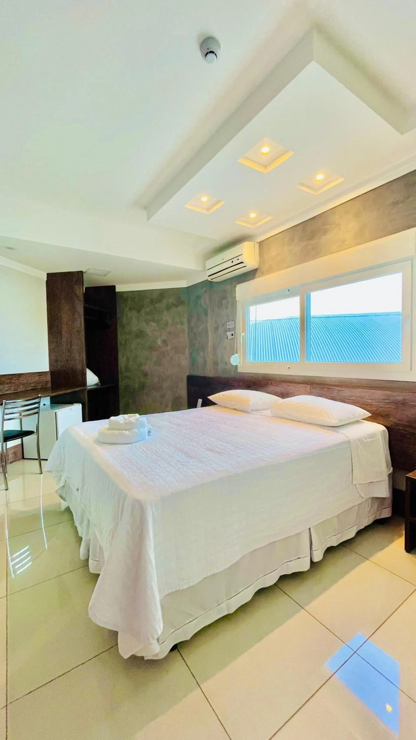 Bed in SHELTON PALACE HOTEL