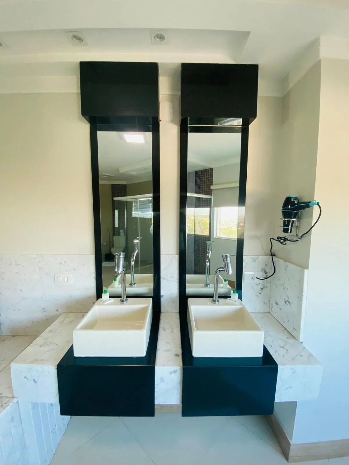 Bathroom, Bed in SHELTON PALACE HOTEL