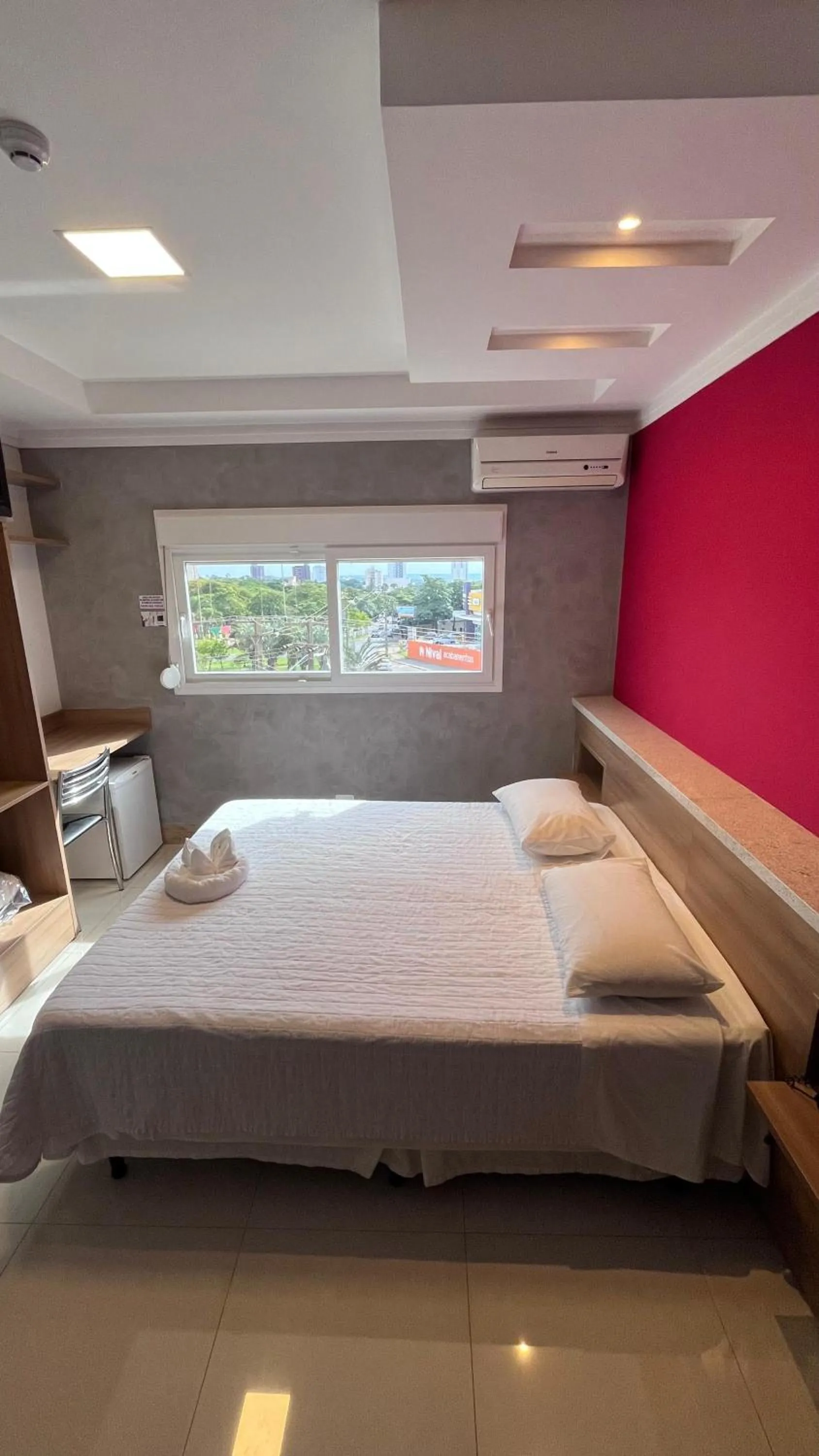 Bed in SHELTON PALACE HOTEL