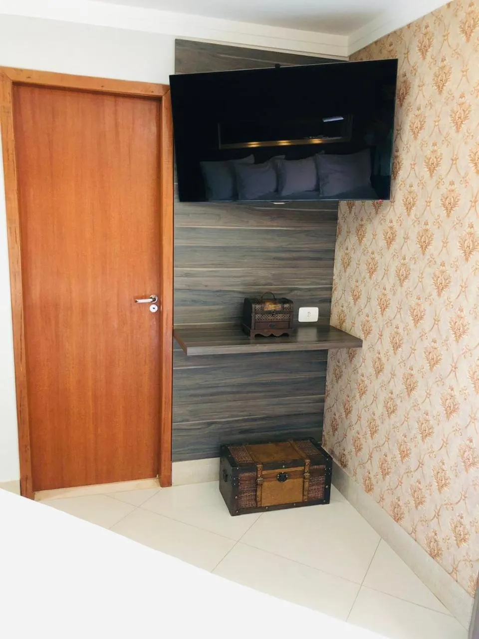 TV and multimedia in SHELTON PALACE HOTEL