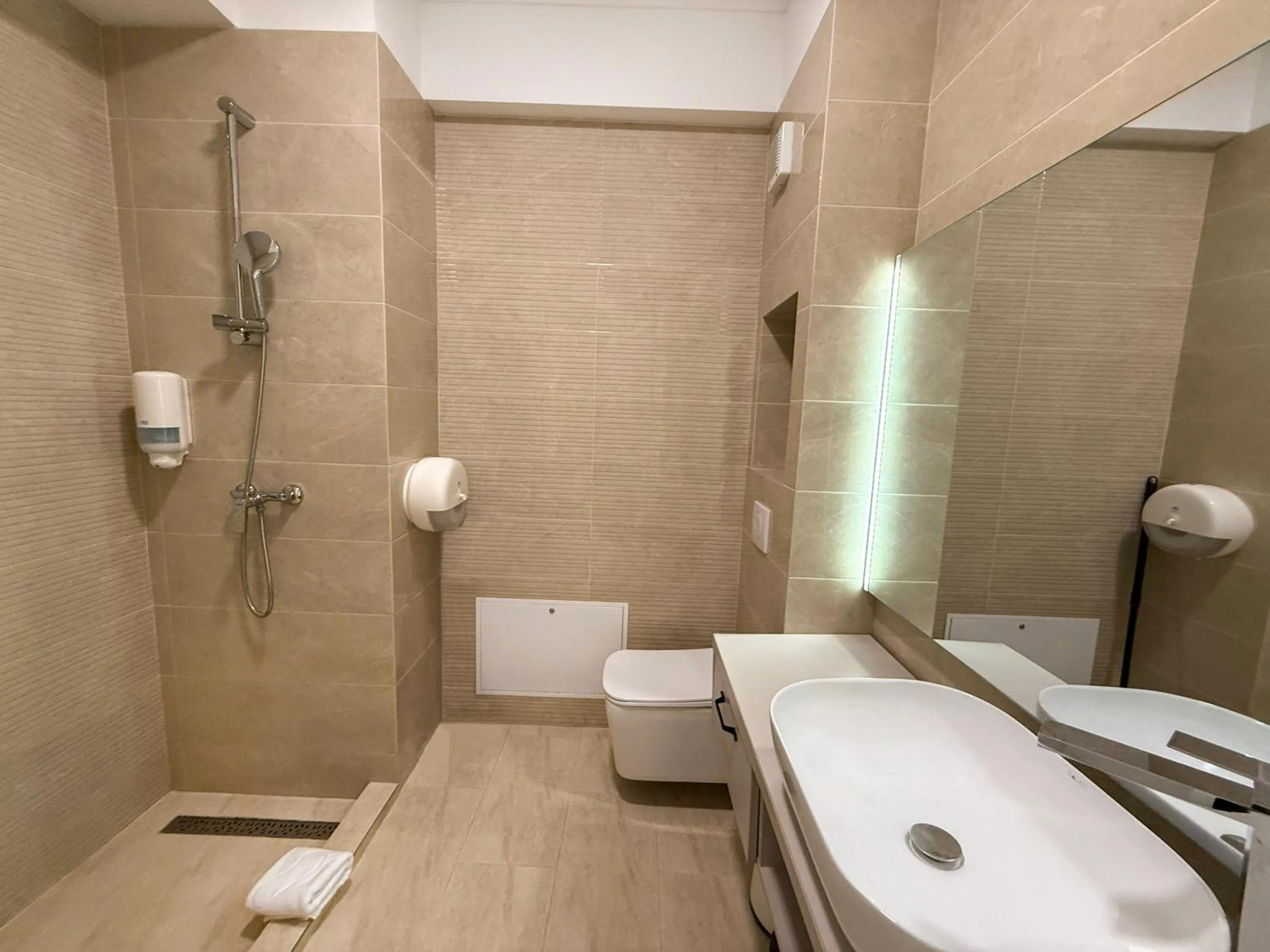 Shower in Maritimo ApartHotel