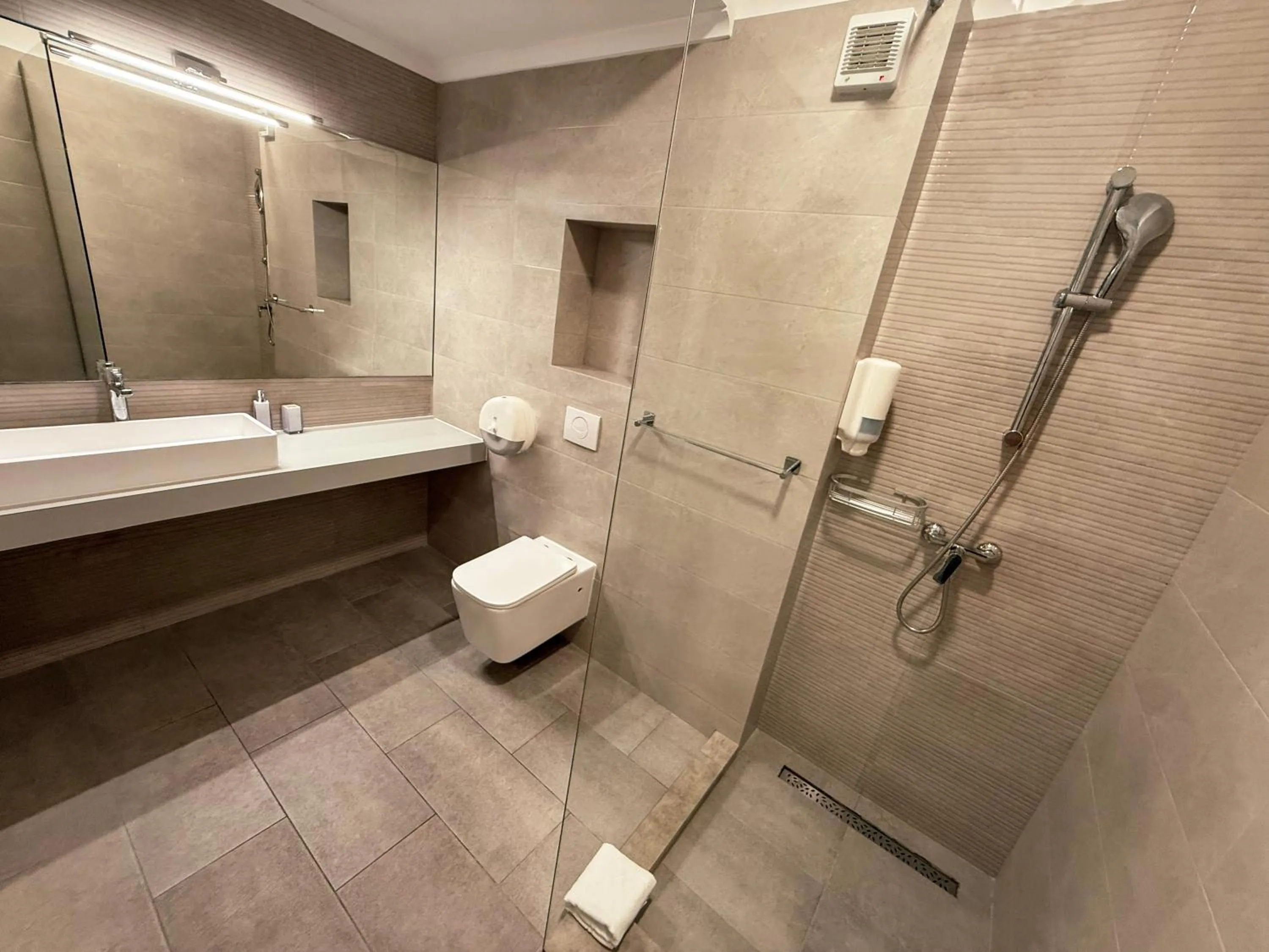 Shower in Maritimo ApartHotel